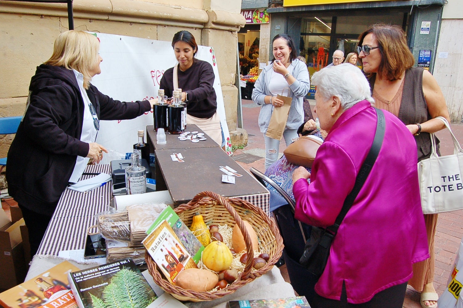 Aquest dissabte, 18 d'octubre, Terrassa ha acollit l'11a edició de la Festa i Tast de Ratafia al Raval de Montserrat. La jornada ha estat organitzada per la Colla dels Federins Trabucaires de Terrassa i l'Ateneu Terrassenc | Ramon Navarro