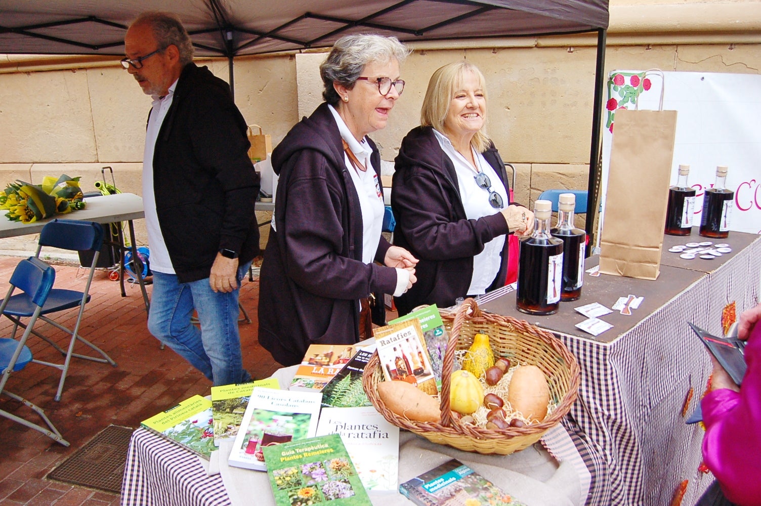 Aquest dissabte, 18 d'octubre, Terrassa ha acollit l'11a edició de la Festa i Tast de Ratafia al Raval de Montserrat. La jornada ha estat organitzada per la Colla dels Federins Trabucaires de Terrassa i l'Ateneu Terrassenc | Ramon Navarro
