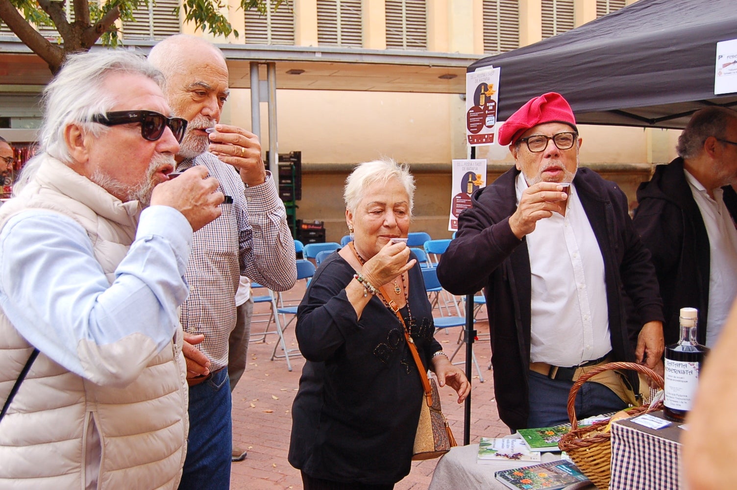 Aquest dissabte, 18 d'octubre, Terrassa ha acollit l'11a edició de la Festa i Tast de Ratafia al Raval de Montserrat. La jornada ha estat organitzada per la Colla dels Federins Trabucaires de Terrassa i l'Ateneu Terrassenc | Ramon Navarro