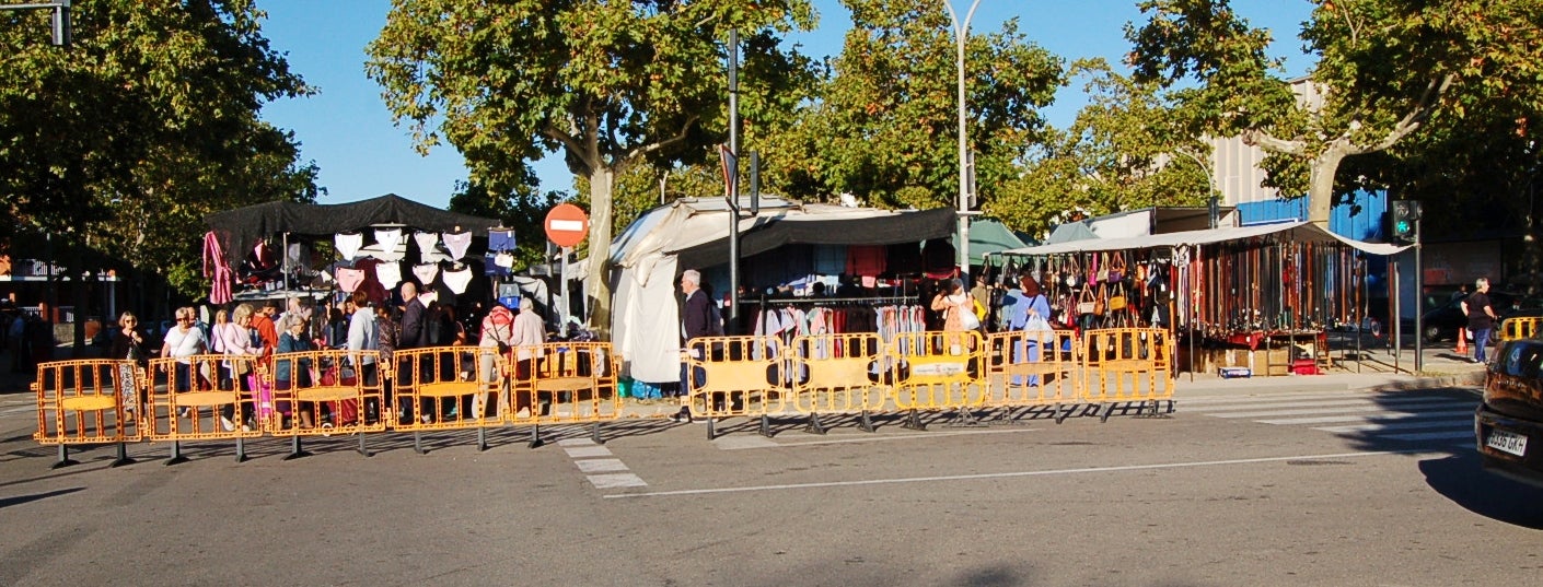 Aquest dimecres, dia 8 d’octubre, s’ha estrenat el nou model del Mercadal Martí l’Humà, a l’avinguda de Béjar. Tal com es va anunciar, des del govern s’ha optat per un model “compactat”, amb una reducció d’espai, sense deixar forats, i un increment dels controls dels deures dels paradistes, neteja i seguretat. Al mateix temps, s’ha alliberat una pastilla per destinar-la a zona d’aparcament. Podeu trobar més informació aquí: https://monterrassa.cat/societat/terrassa-aposta-nou-mercadal-menys-parades-mes-controls-479307/