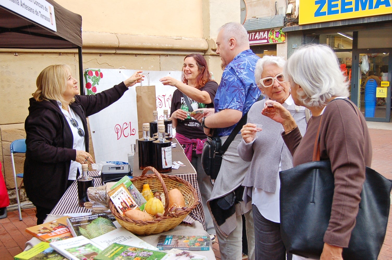 Aquest dissabte, 18 d'octubre, Terrassa ha acollit l'11a edició de la Festa i Tast de Ratafia al Raval de Montserrat. La jornada ha estat organitzada per la Colla dels Federins Trabucaires de Terrassa i l'Ateneu Terrassenc | Ramon Navarro