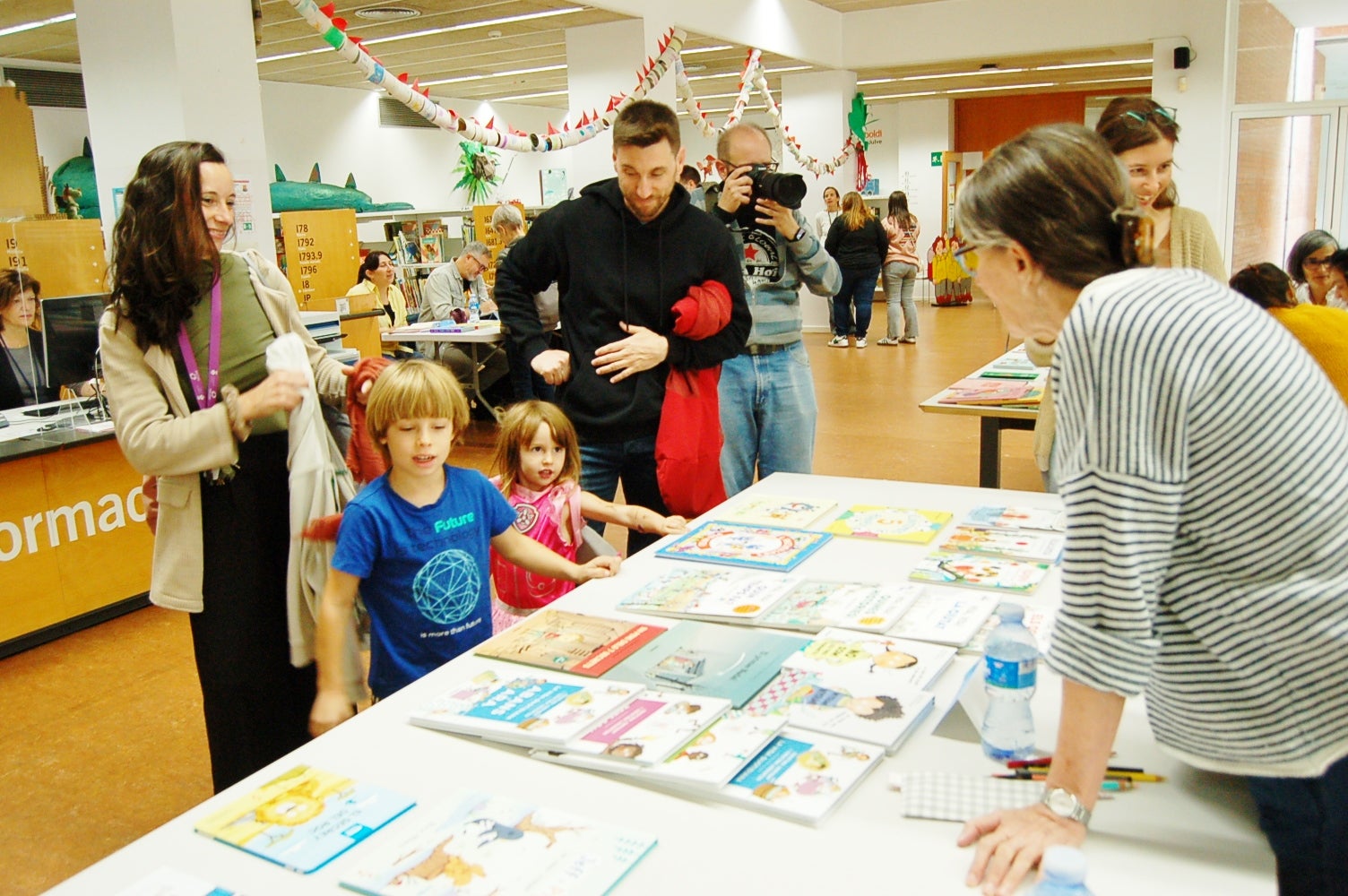 La Biblioteca Central de Terrassa va acollir aquest dissabte la 4ª Trobada d'Il.lustració Infantil, que va reunir alguns dels majors autors catalans d'aquesta disciplina de llibres per a infants i es va organitzar conjuntament amb Bambú Llibreria. Hi van participar els il·lustradors locals Kim Amate i Marta Cabrol i d'altres de fora com Núria Albesa, Maria Tolosa Cistaré, Roser Matas o Vivim del Cuentu. La trobada comptava amb la col·laboració de les editorials Mediterrània i Nanit.