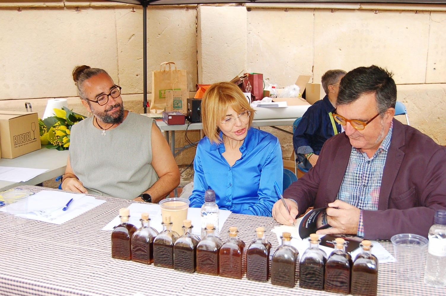 Aquest dissabte, 18 d'octubre, Terrassa ha acollit l'11a edició de la Festa i Tast de Ratafia al Raval de Montserrat. La jornada ha estat organitzada per la Colla dels Federins Trabucaires de Terrassa i l'Ateneu Terrassenc | Ramon Navarro