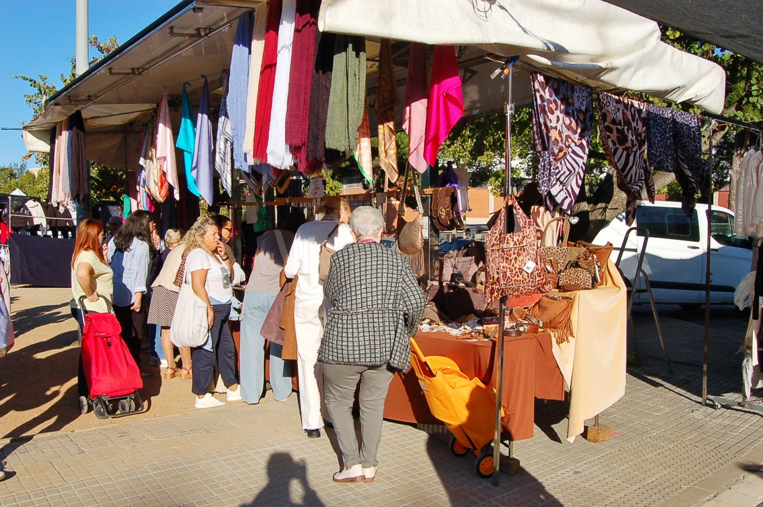 Aquest dimecres, dia 8 d’octubre, s’ha estrenat el nou model del Mercadal Martí l’Humà, a l’avinguda de Béjar. Tal com es va anunciar, des del govern s’ha optat per un model “compactat”, amb una reducció d’espai, sense deixar forats, i un increment dels controls dels deures dels paradistes, neteja i seguretat. Al mateix temps, s’ha alliberat una pastilla per destinar-la a zona d’aparcament. Podeu trobar més informació aquí: https://monterrassa.cat/societat/terrassa-aposta-nou-mercadal-menys-parades-mes-controls-479307/
