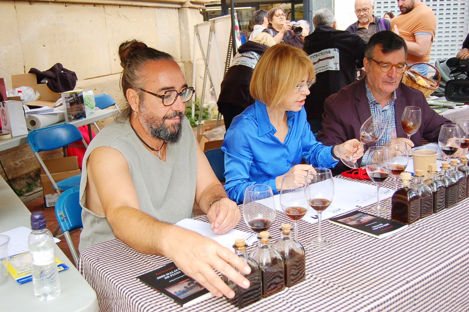 Aquest dissabte, 18 d'octubre, Terrassa ha acollit l'11a edició de la Festa i Tast de Ratafia al Raval de Montserrat. La jornada ha estat organitzada per la Colla dels Federins Trabucaires de Terrassa i l'Ateneu Terrassenc | Ramon Navarro
