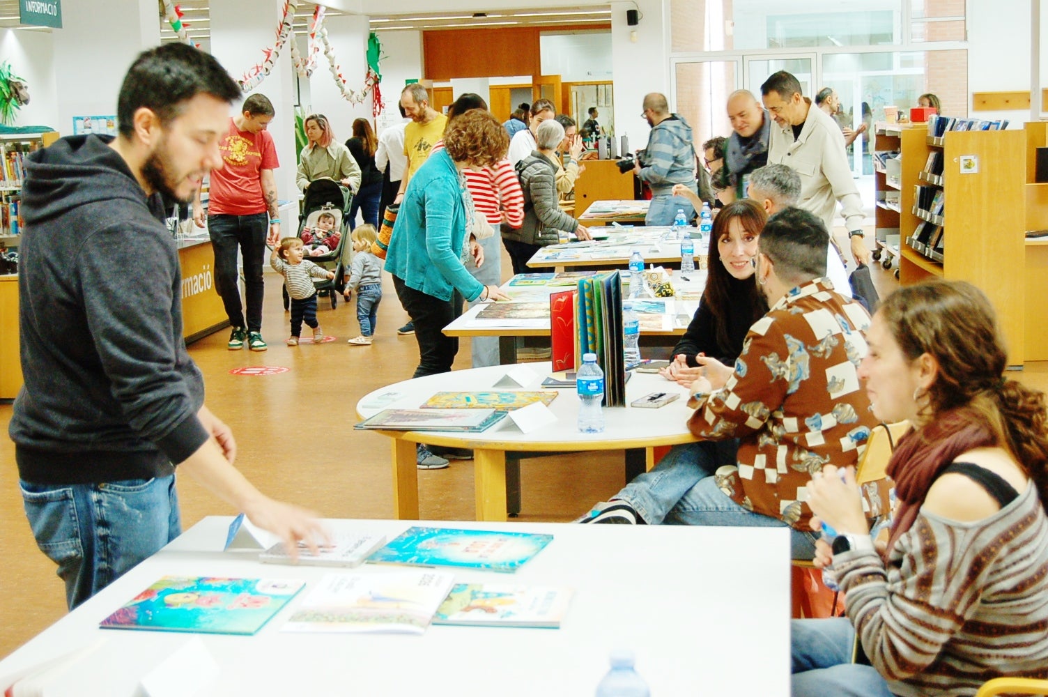 La Biblioteca Central de Terrassa va acollir aquest dissabte la 4ª Trobada d'Il.lustració Infantil, que va reunir alguns dels majors autors catalans d'aquesta disciplina de llibres per a infants i es va organitzar conjuntament amb Bambú Llibreria. Hi van participar els il·lustradors locals Kim Amate i Marta Cabrol i d'altres de fora com Núria Albesa, Maria Tolosa Cistaré, Roser Matas o Vivim del Cuentu. La trobada comptava amb la col·laboració de les editorials Mediterrània i Nanit.