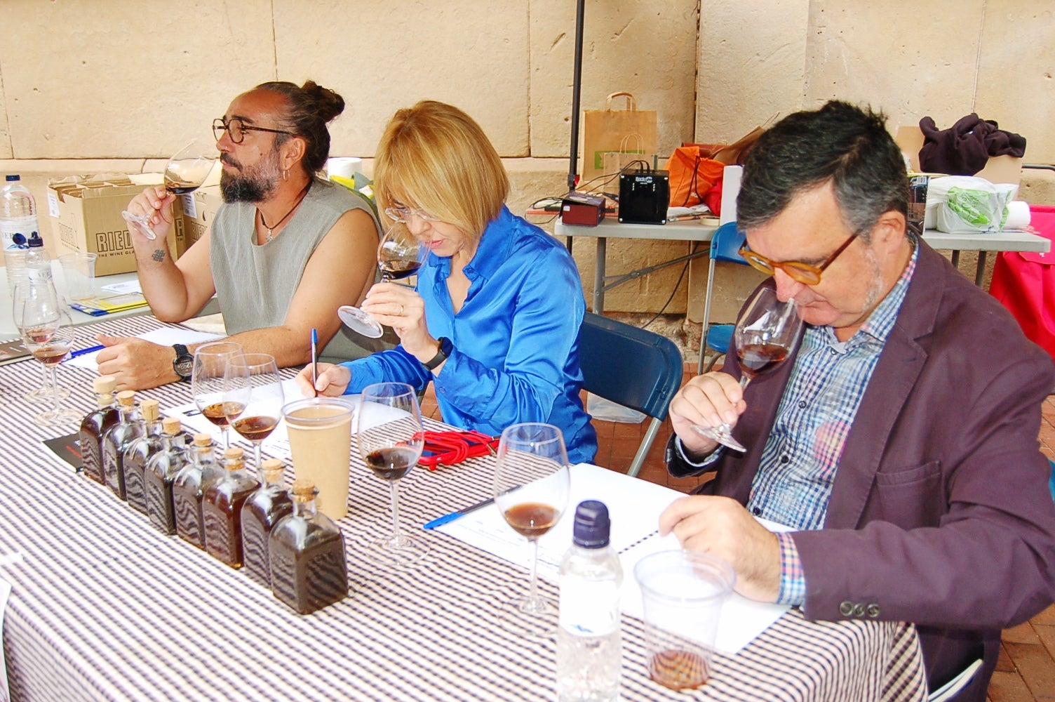 Aquest dissabte, 18 d'octubre, Terrassa ha acollit l'11a edició de la Festa i Tast de Ratafia al Raval de Montserrat. La jornada ha estat organitzada per la Colla dels Federins Trabucaires de Terrassa i l'Ateneu Terrassenc | Ramon Navarro