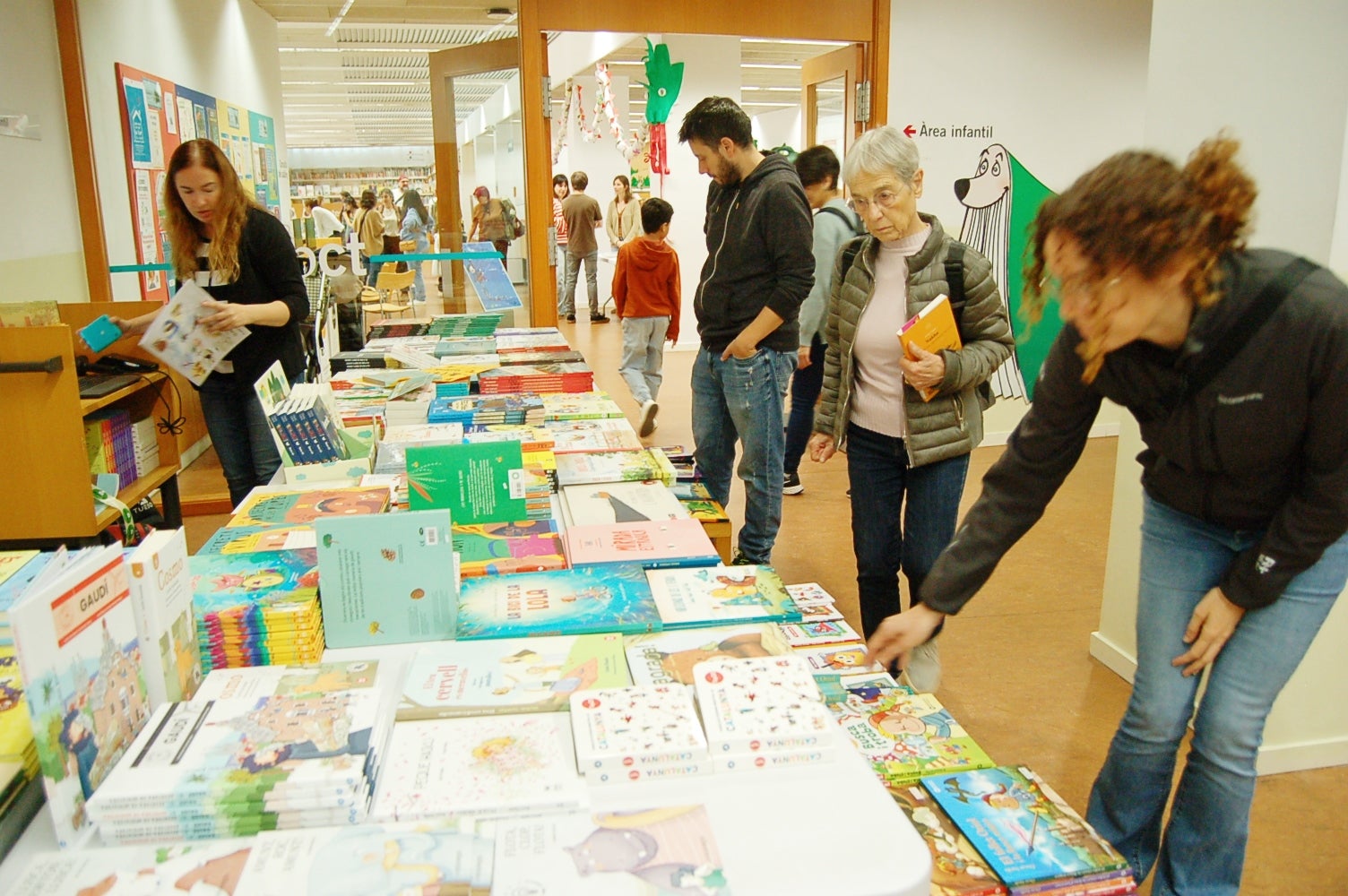 La Biblioteca Central de Terrassa va acollir aquest dissabte la 4ª Trobada d'Il.lustració Infantil, que va reunir alguns dels majors autors catalans d'aquesta disciplina de llibres per a infants i es va organitzar conjuntament amb Bambú Llibreria. Hi van participar els il·lustradors locals Kim Amate i Marta Cabrol i d'altres de fora com Núria Albesa, Maria Tolosa Cistaré, Roser Matas o Vivim del Cuentu. La trobada comptava amb la col·laboració de les editorials Mediterrània i Nanit.