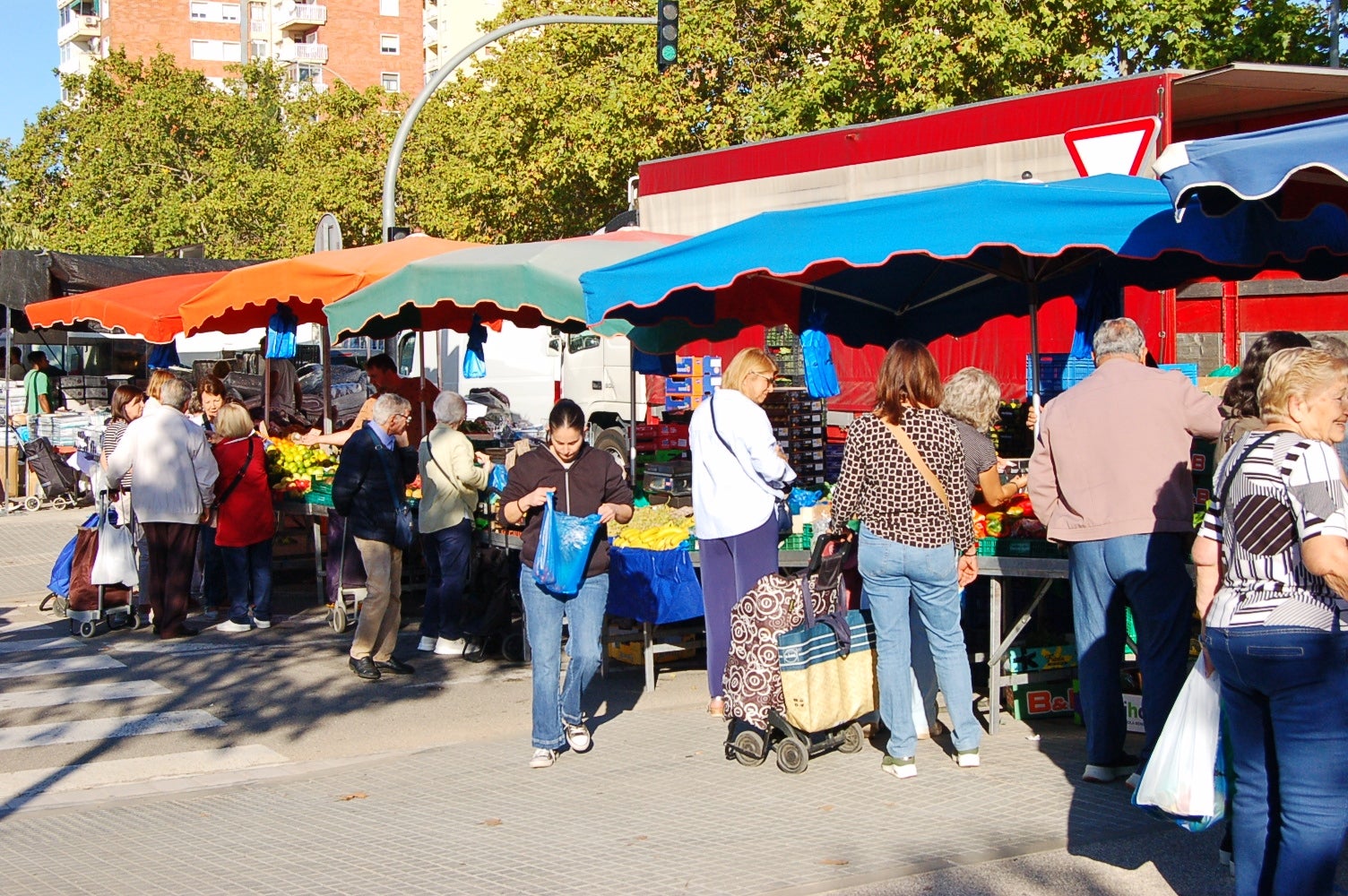 Aquest dimecres, dia 8 d’octubre, s’ha estrenat el nou model del Mercadal Martí l’Humà, a l’avinguda de Béjar. Tal com es va anunciar, des del govern s’ha optat per un model “compactat”, amb una reducció d’espai, sense deixar forats, i un increment dels controls dels deures dels paradistes, neteja i seguretat. Al mateix temps, s’ha alliberat una pastilla per destinar-la a zona d’aparcament. Podeu trobar més informació aquí: https://monterrassa.cat/societat/terrassa-aposta-nou-mercadal-menys-parades-mes-controls-479307/
