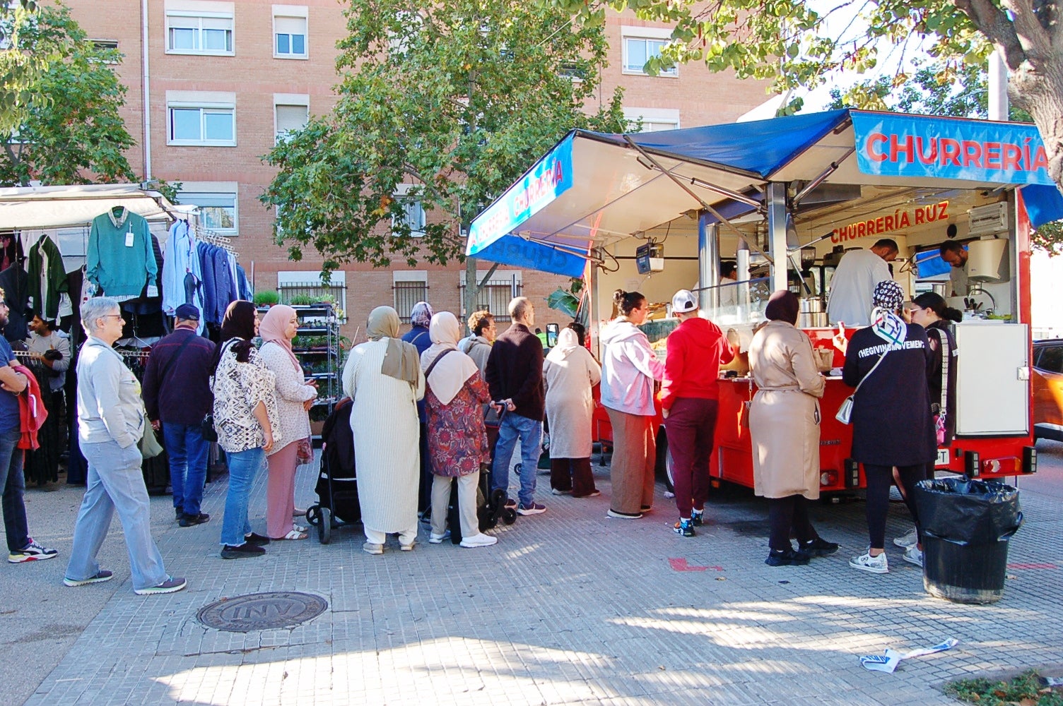 Aquest dimecres, dia 8 d’octubre, s’ha estrenat el nou model del Mercadal Martí l’Humà, a l’avinguda de Béjar. Tal com es va anunciar, des del govern s’ha optat per un model “compactat”, amb una reducció d’espai, sense deixar forats, i un increment dels controls dels deures dels paradistes, neteja i seguretat. Al mateix temps, s’ha alliberat una pastilla per destinar-la a zona d’aparcament. Podeu trobar més informació aquí: https://monterrassa.cat/societat/terrassa-aposta-nou-mercadal-menys-parades-mes-controls-479307/