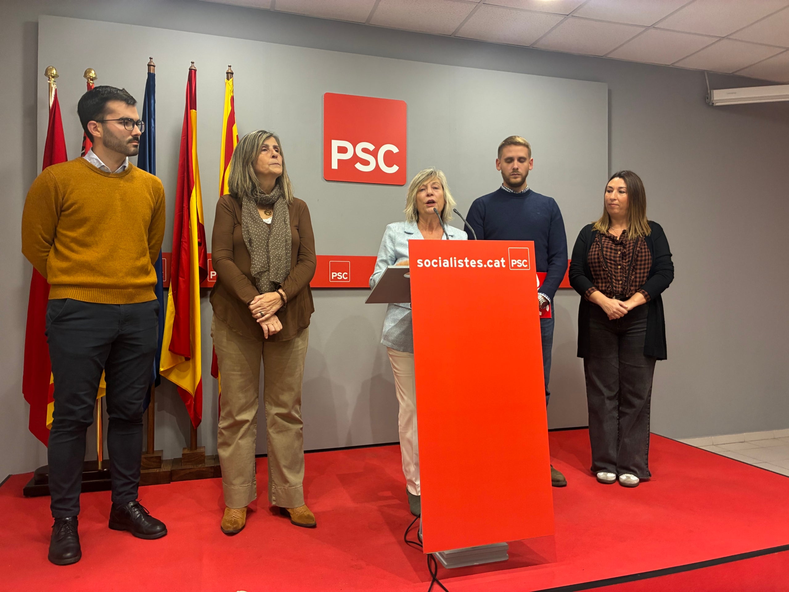 Eva Candela, cap del PSC, i uns altres quatre dels set regidors de grup a Terrassa anunciant l'abstenció en els pressupostos del 2026 aquest dimecres | Vicenç Batalla