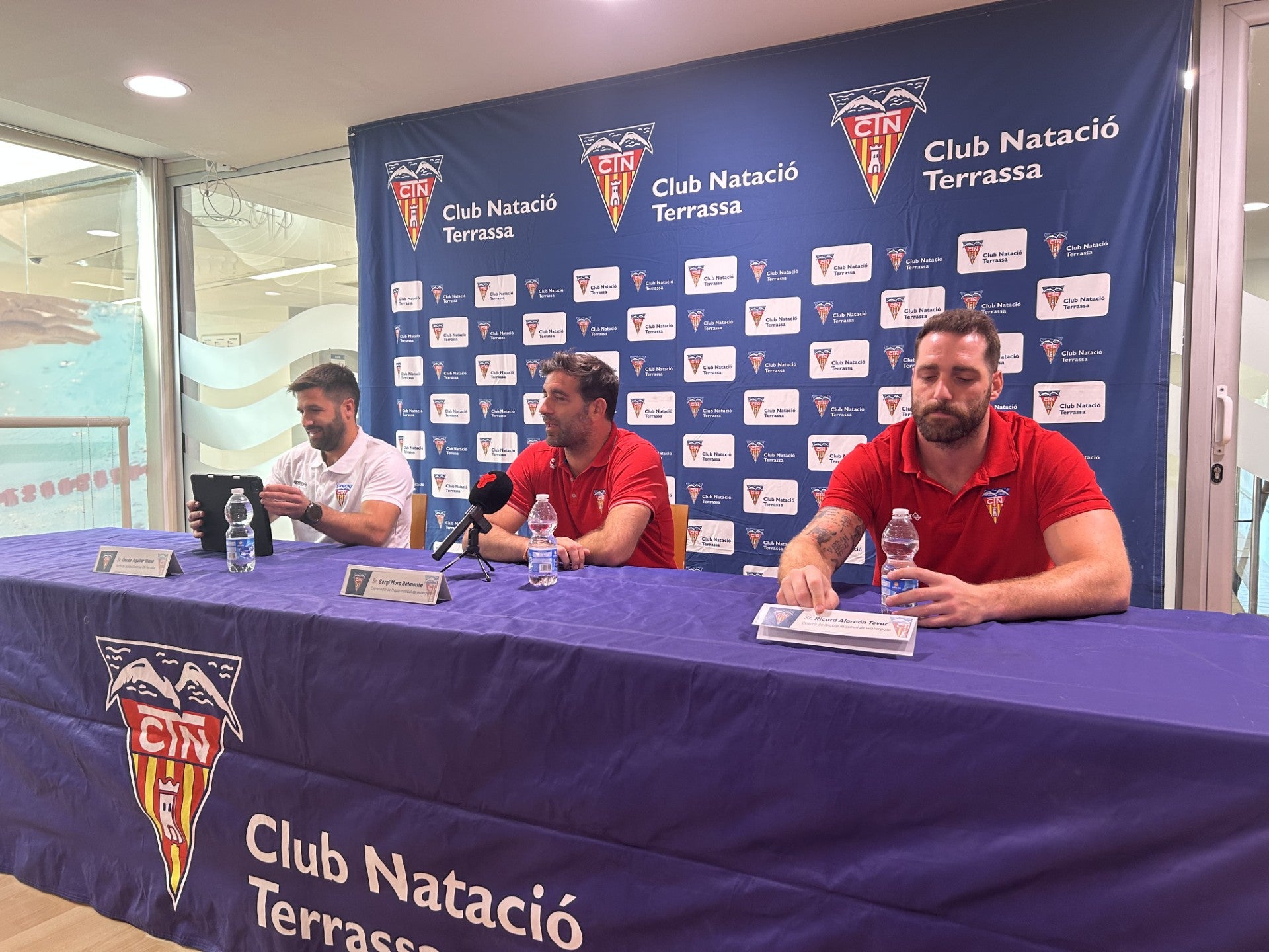 De izquierda a derecha, Òscar Aguilar, vocal de la Junta Directiva, Sergi Mora, entrenador, y Ricard Alarcón, capitán del CN Terrassa / Marc Pérez