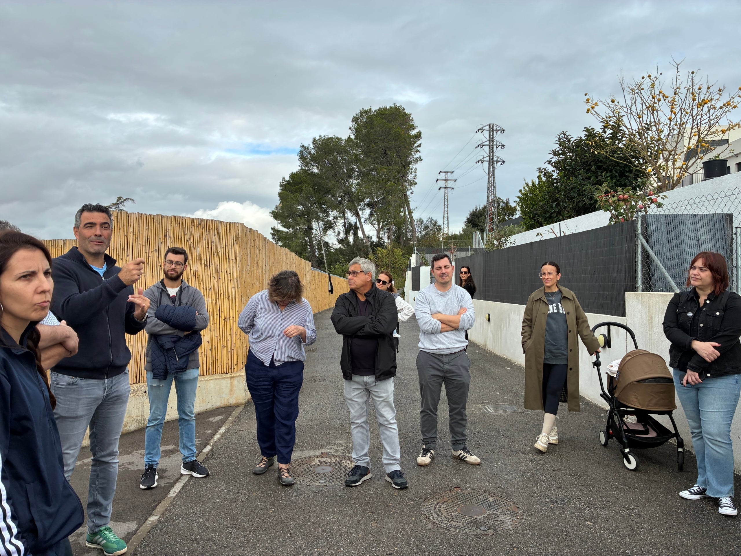 Veïns del carrer Esquirol de Les Fonts queixant-se de no disposar d'una connexió regular d'electricitat en aquesta nova promoció de cases | Vicenç Batalla