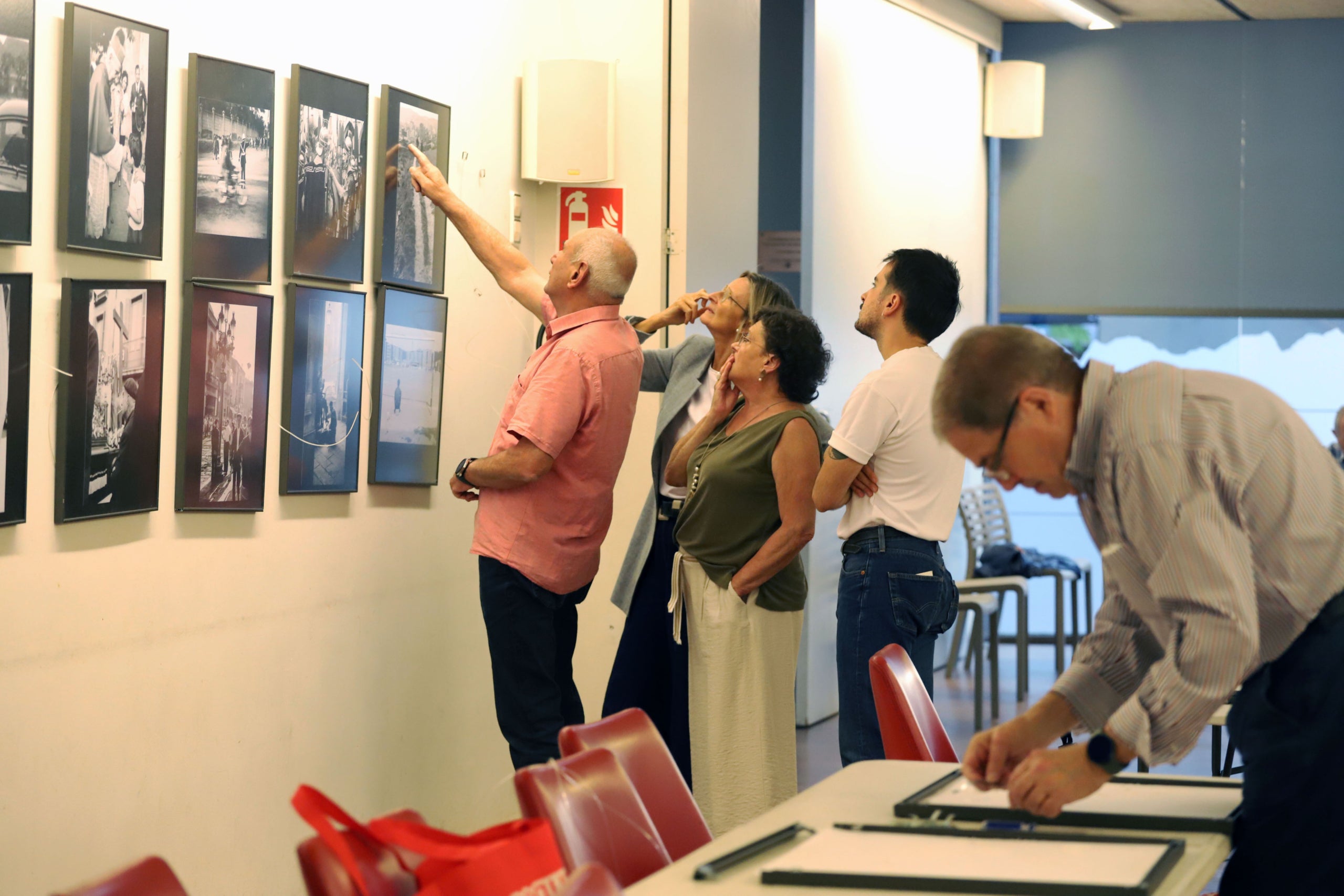 El passat divendres, 3 d'octubre, es va inaugurar l'exposició 'A l'altra banda del riu' al Centre Excursionista de Terrassa. Es tracta d'un recull d'una selecció d'imatges de Terrassa, Castellar de Vallès i Barcelona del fotògraf castellarenc Ramon Llinares. La mostra ha estat comissariada per Cristóbal Castro i Cesc Llinares | Cristóbal Castro