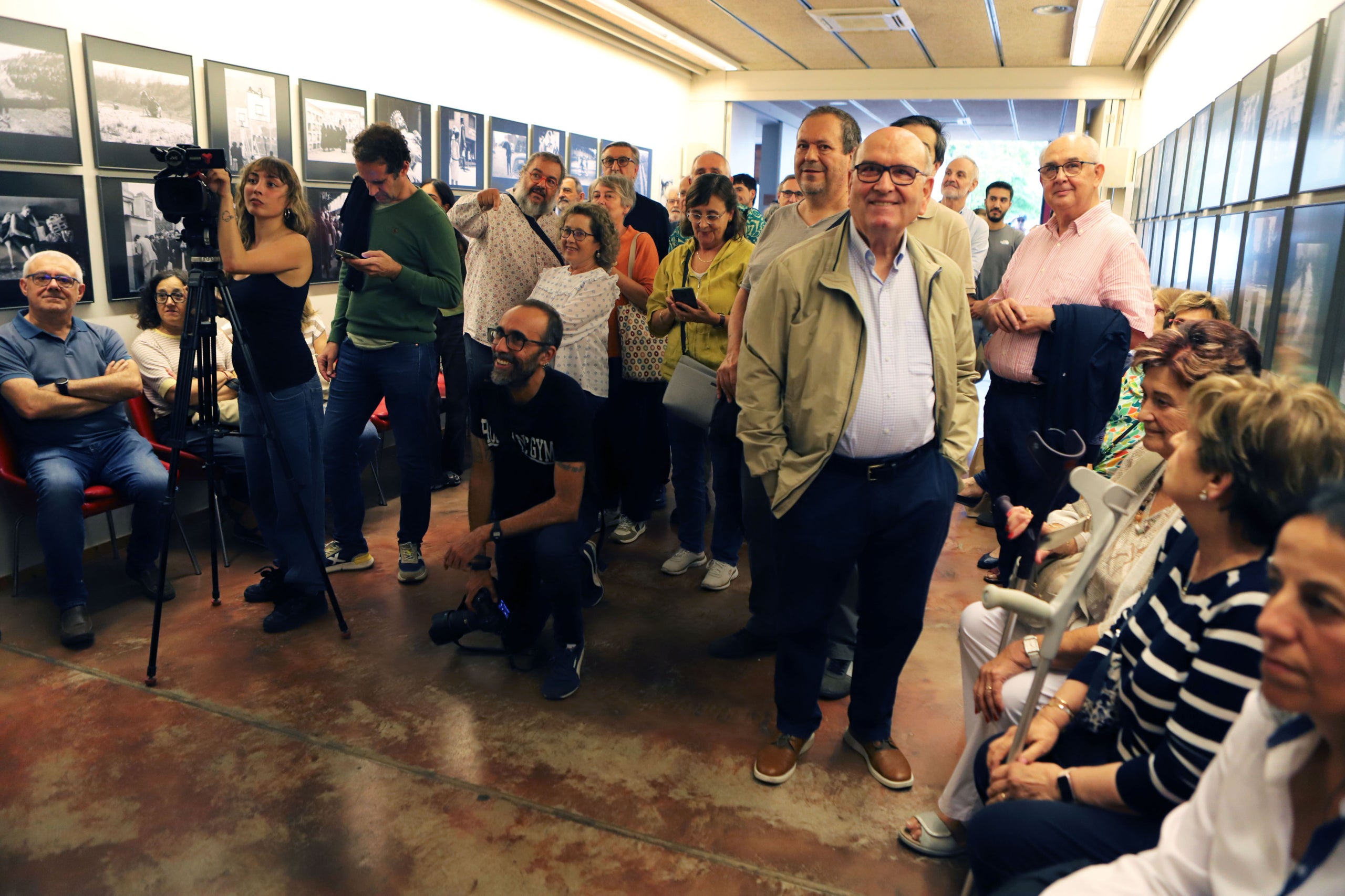 El passat divendres, 3 d'octubre, es va inaugurar l'exposició 'A l'altra banda del riu' al Centre Excursionista de Terrassa. Es tracta d'un recull d'una selecció d'imatges de Terrassa, Castellar de Vallès i Barcelona del fotògraf castellarenc Ramon Llinares. La mostra ha estat comissariada per Cristóbal Castro i Cesc Llinares | Cristóbal Castro