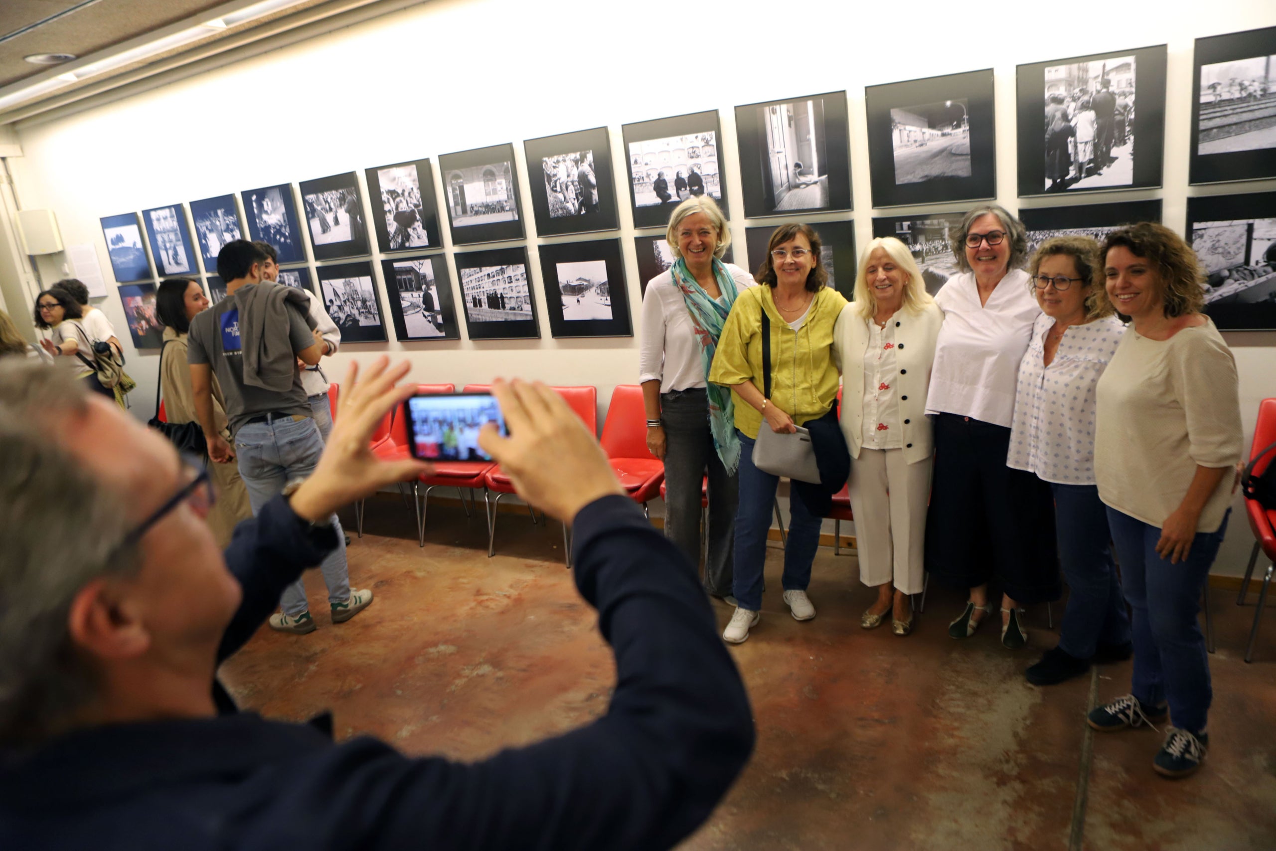 El passat divendres, 3 d'octubre, es va inaugurar l'exposició 'A l'altra banda del riu' al Centre Excursionista de Terrassa. Es tracta d'un recull d'una selecció d'imatges de Terrassa, Castellar de Vallès i Barcelona del fotògraf castellarenc Ramon Llinares. La mostra ha estat comissariada per Cristóbal Castro i Cesc Llinares | Cristóbal Castro