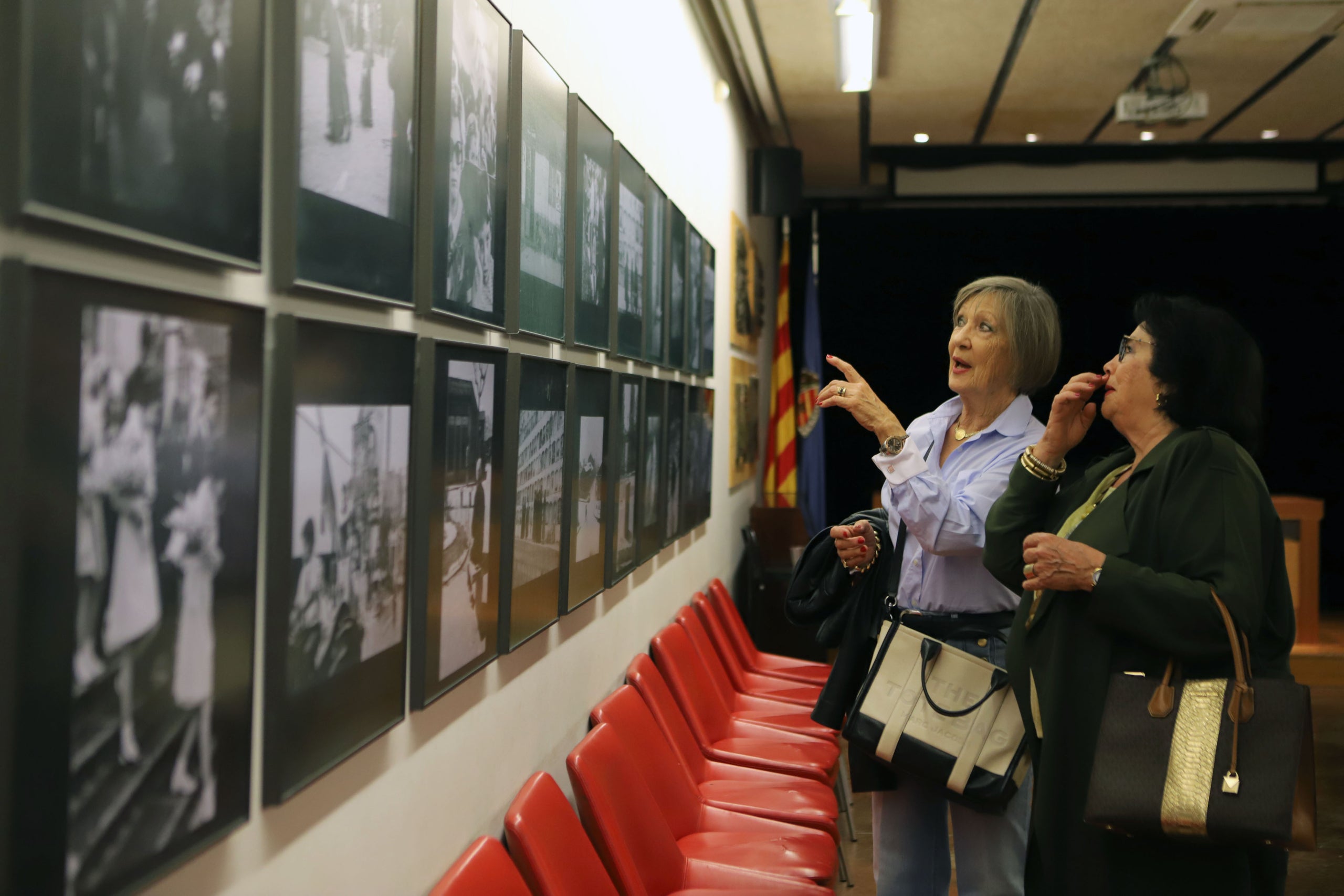 El passat divendres, 3 d'octubre, es va inaugurar l'exposició 'A l'altra banda del riu' al Centre Excursionista de Terrassa. Es tracta d'un recull d'una selecció d'imatges de Terrassa, Castellar de Vallès i Barcelona del fotògraf castellarenc Ramon Llinares. La mostra ha estat comissariada per Cristóbal Castro i Cesc Llinares | Cristóbal Castro