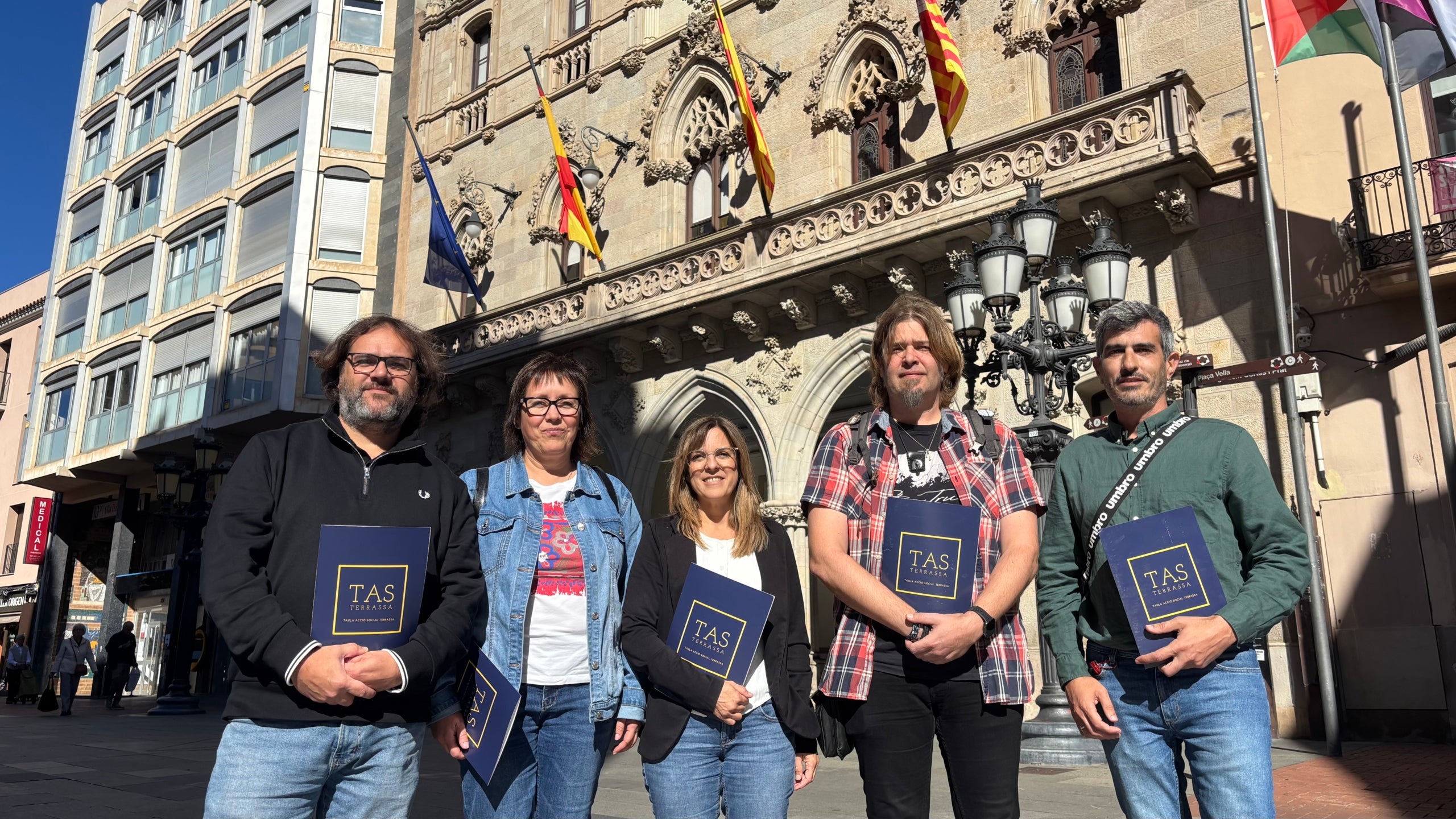 La junta de la Taula d'Acció Social de Terrassa davant de l'ajuntament, amb la seva presidenta, Ester Pérez, enmig | Cedida
