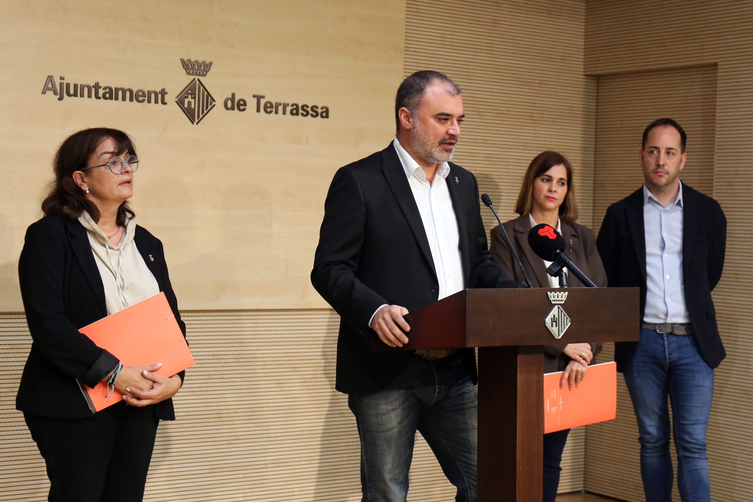 L'alcalde de Terrassa, Jordi Ballart, acompanyat dels tinents d'alcalde Meritxell Lluís, Laura Rivas i Xavier Cardona, parlant de l'acord amb el PSC per als pressupostos del 2026 | Ajuntament de Terrassa