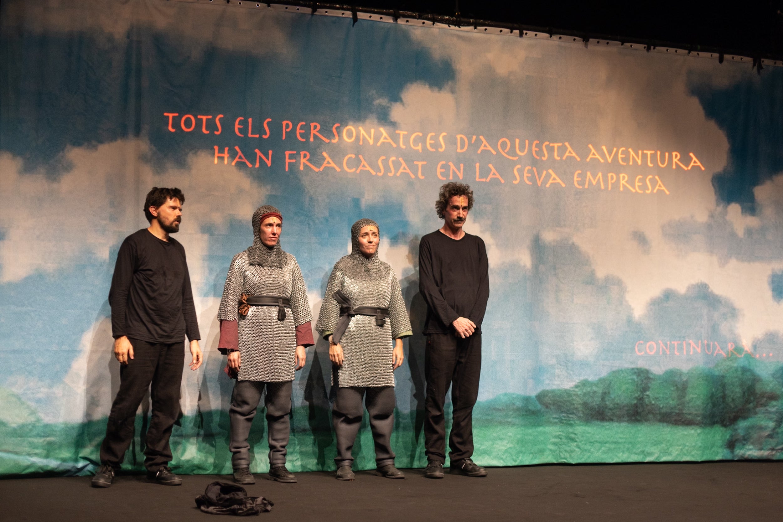 Durant tres dies, la divuitena edició del festival Terrassa Noves Tendències (TNT) ha tornat a situar Terrassa en l'epicentre de les arts escèniques més innovadores, amb la presència d'un centenar de programadors catalans, una vintena d'espanyols i una altra vintena d'internacionals. Per ordre fotogràfic, els espectacles: Fasting Girls (Marta Azparren), Les Chevaliers 2 (Los Detectives), No ser ni la sombra de lo que se fue (María Jerez), P.O.V. (Núria Guiu), Sirenes i robots (Tarta Relena/Joan Llort), Mamarratxa Attack (Julia Irango), La fuerza de la gravedad (Martín Flores Cárdenas), Ser pastora (Laura Morales), Un món de cartró (CreaMoviment), la directora del TNT Marion Betriu, públic professional, públic general, Incendis (Ça Marche) i Down (Mélissa Guex) | Alessia Bombaci