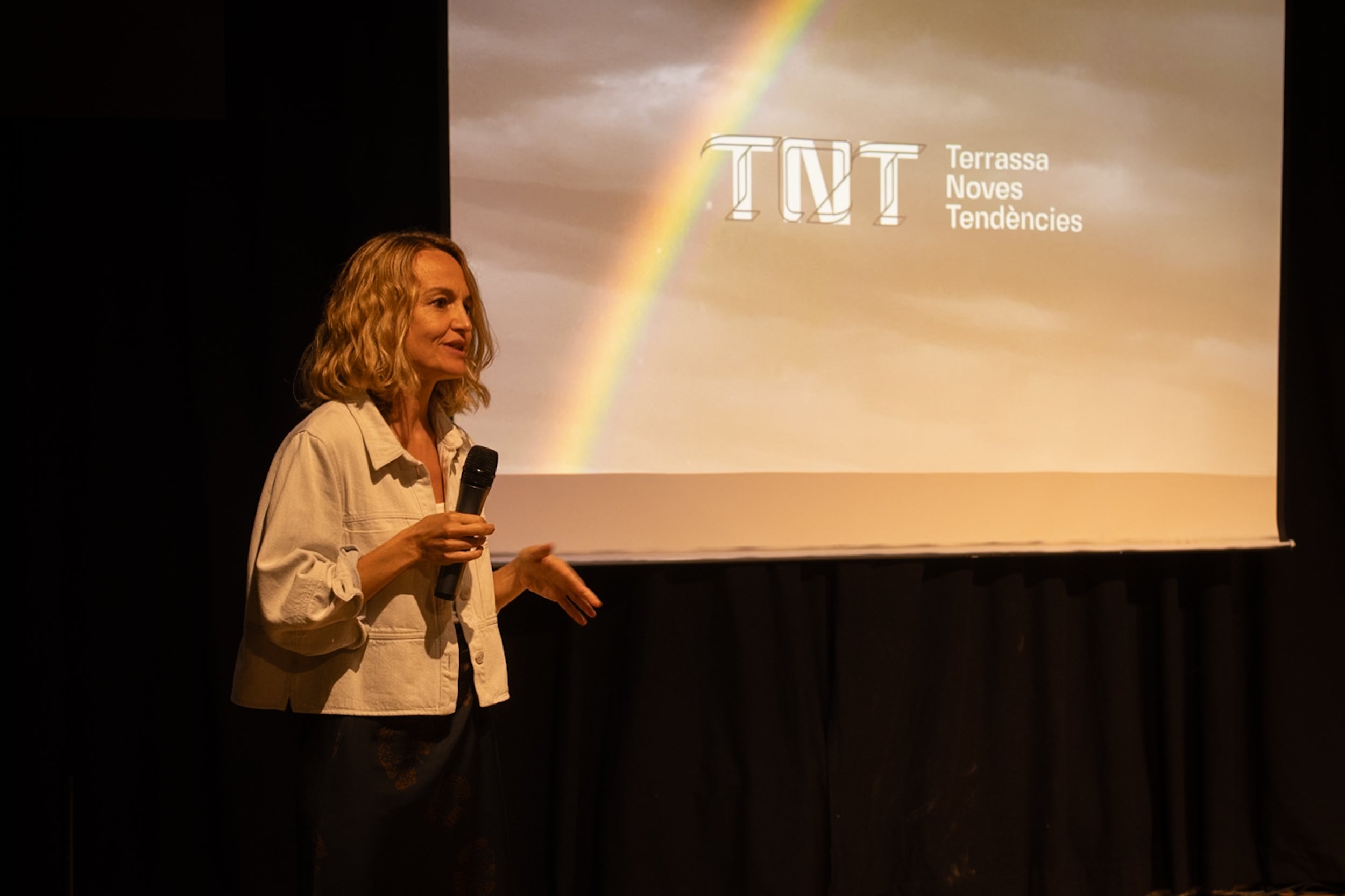 Durant tres dies, la divuitena edició del festival Terrassa Noves Tendències (TNT) ha tornat a situar Terrassa en l'epicentre de les arts escèniques més innovadores, amb la presència d'un centenar de programadors catalans, una vintena d'espanyols i una altra vintena d'internacionals. Per ordre fotogràfic, els espectacles: Fasting Girls (Marta Azparren), Les Chevaliers 2 (Los Detectives), No ser ni la sombra de lo que se fue (María Jerez), P.O.V. (Núria Guiu), Sirenes i robots (Tarta Relena/Joan Llort), Mamarratxa Attack (Julia Irango), La fuerza de la gravedad (Martín Flores Cárdenas), Ser pastora (Laura Morales), Un món de cartró (CreaMoviment), la directora del TNT Marion Betriu, públic professional, públic general, Incendis (Ça Marche) i Down (Mélissa Guex) | Alessia Bombaci