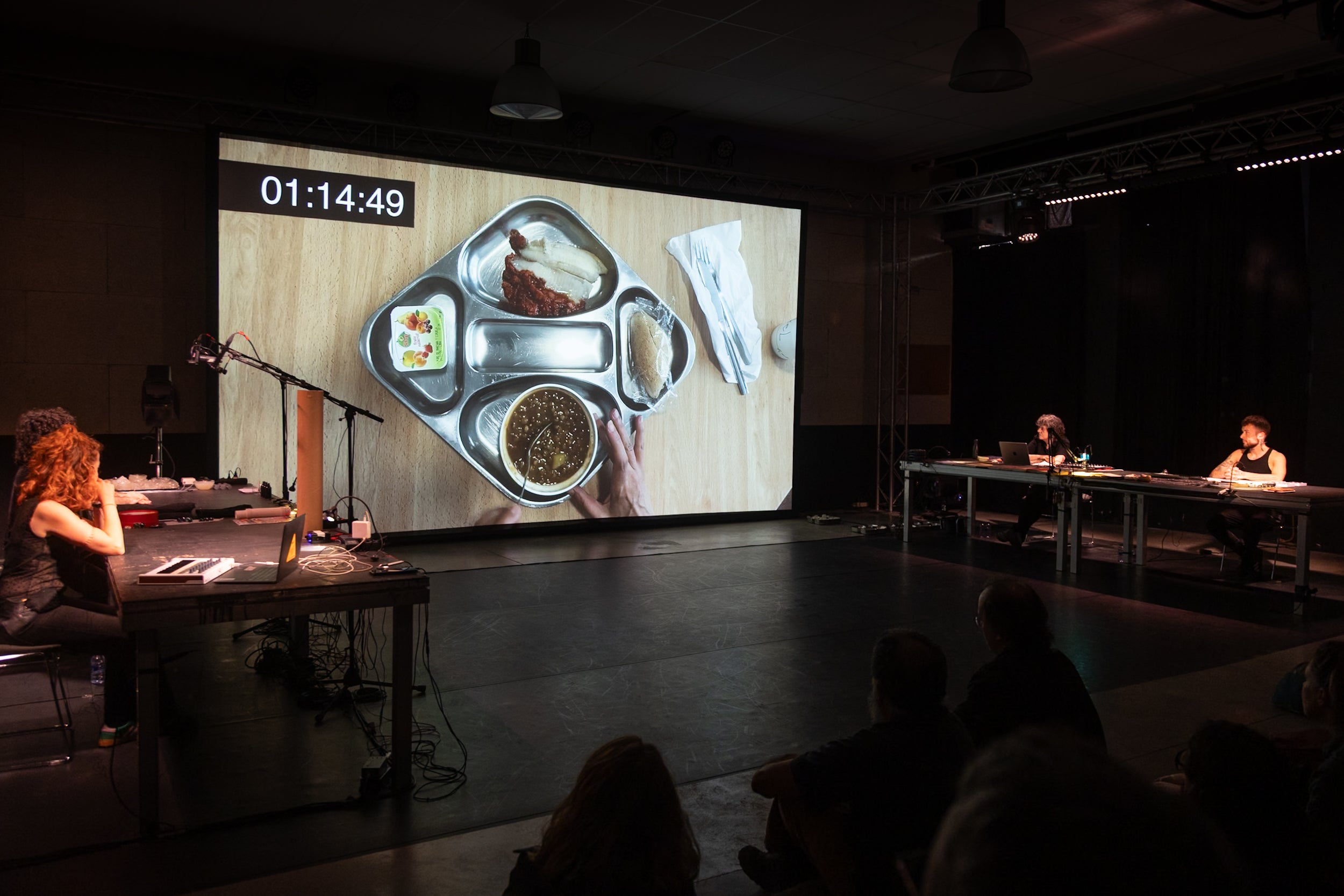 Durant tres dies, la divuitena edició del festival Terrassa Noves Tendències (TNT) ha tornat a situar Terrassa en l'epicentre de les arts escèniques més innovadores, amb la presència d'un centenar de programadors catalans, una vintena d'espanyols i una altra vintena d'internacionals. Per ordre fotogràfic, els espectacles: Fasting Girls (Marta Azparren), Les Chevaliers 2 (Los Detectives), No ser ni la sombra de lo que se fue (María Jerez), P.O.V. (Núria Guiu), Sirenes i robots (Tarta Relena/Joan Llort), Mamarratxa Attack (Julia Irango), La fuerza de la gravedad (Martín Flores Cárdenas), Ser pastora (Laura Morales), Un món de cartró (CreaMoviment), la directora del TNT Marion Betriu, públic professional, públic general, Incendis (Ça Marche) i Down (Mélissa Guex) | Alessia Bombaci