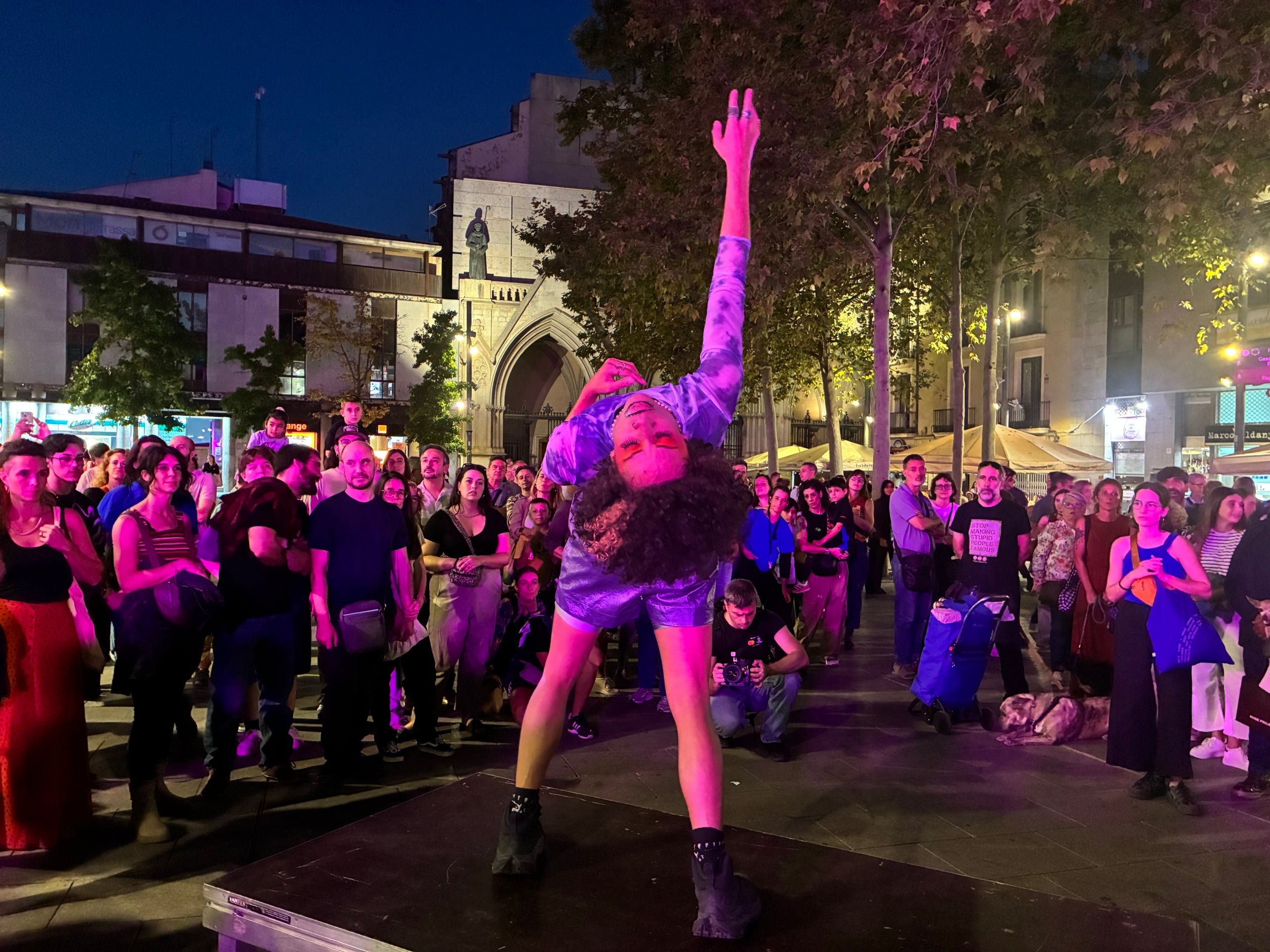 Durant tres dies, la divuitena edició del festival Terrassa Noves Tendències (TNT) ha tornat a situar Terrassa en l'epicentre de les arts escèniques més innovadores, amb la presència d'un centenar de programadors catalans, una vintena d'espanyols i una altra vintena d'internacionals. Per ordre fotogràfic, els espectacles: Fasting Girls (Marta Azparren), Les Chevaliers 2 (Los Detectives), No ser ni la sombra de lo que se fue (María Jerez), P.O.V. (Núria Guiu), Sirenes i robots (Tarta Relena/Joan Llort), Mamarratxa Attack (Julia Irango), La fuerza de la gravedad (Martín Flores Cárdenas), Ser pastora (Laura Morales), Un món de cartró (CreaMoviment), la directora del TNT Marion Betriu, públic professional, públic general, Incendis (Ça Marche) i Down (Mélissa Guex) | Vicenç Batalla