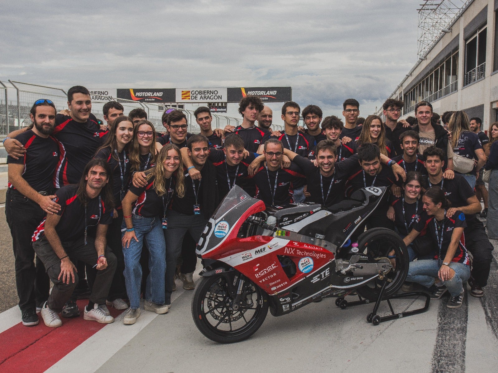 L'equip MotoSpirit celebrant la gesta aconseguida: moto i 8a posició al MotorLand Aragó | ESEIAAT