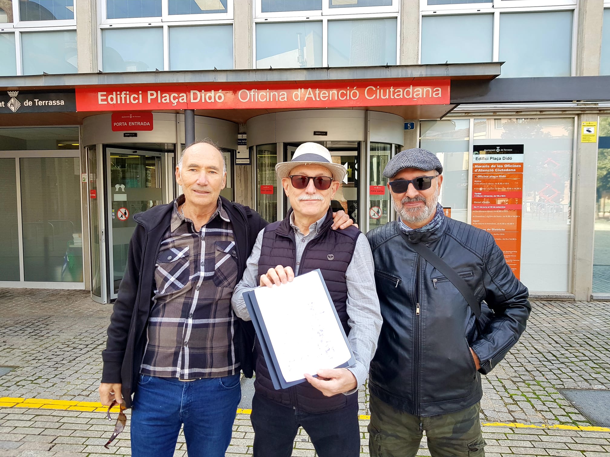 Membres de la Banda Cromática han presentat a l'OAC les signatures per poder tornar a fer classes al CC Can Boada | Lluïsa Tarrida