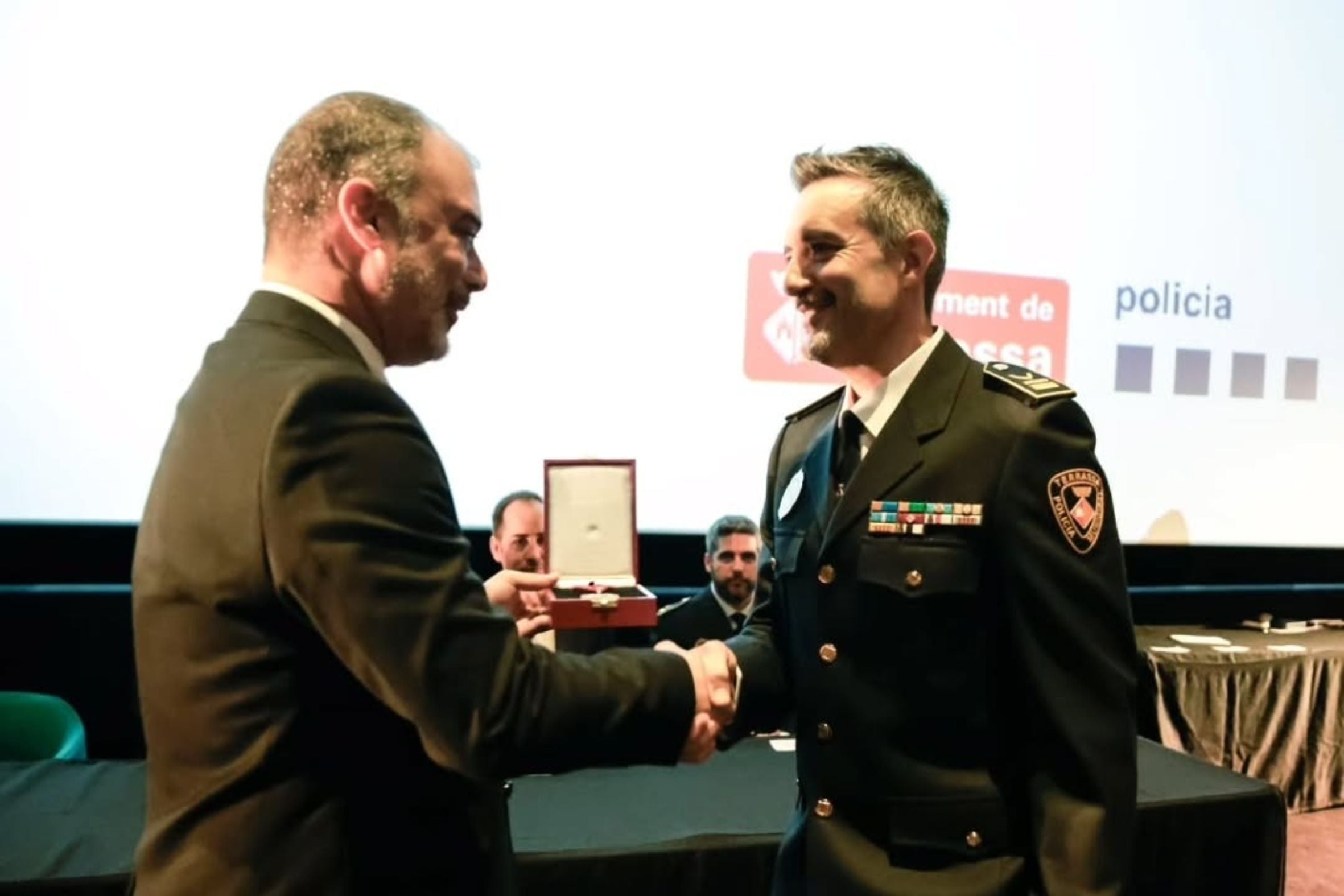 L'alcalde Jordi Ballart també ha fet entrega de la Medalla d’Honor de la Ciutat al cos de policia | Lluís Clotet. Ajuntament de Terrassa