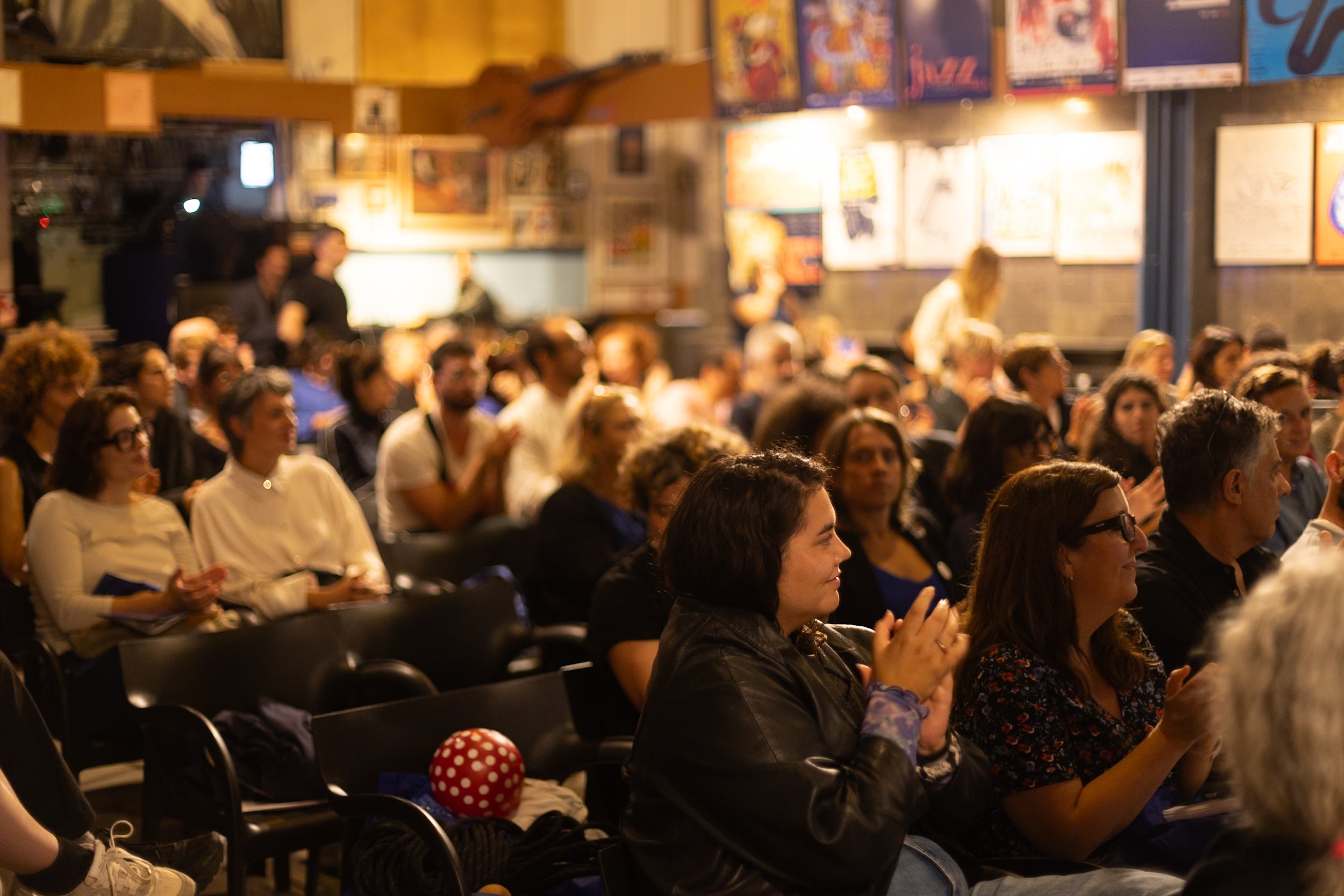 Durant tres dies, la divuitena edició del festival Terrassa Noves Tendències (TNT) ha tornat a situar Terrassa en l'epicentre de les arts escèniques més innovadores, amb la presència d'un centenar de programadors catalans, una vintena d'espanyols i una altra vintena d'internacionals. Per ordre fotogràfic, els espectacles: Fasting Girls (Marta Azparren), Les Chevaliers 2 (Los Detectives), No ser ni la sombra de lo que se fue (María Jerez), P.O.V. (Núria Guiu), Sirenes i robots (Tarta Relena/Joan Llort), Mamarratxa Attack (Julia Irango), La fuerza de la gravedad (Martín Flores Cárdenas), Ser pastora (Laura Morales), Un món de cartró (CreaMoviment), la directora del TNT Marion Betriu, públic professional, públic general, Incendis (Ça Marche) i Down (Mélissa Guex) | Alessia Bombaci