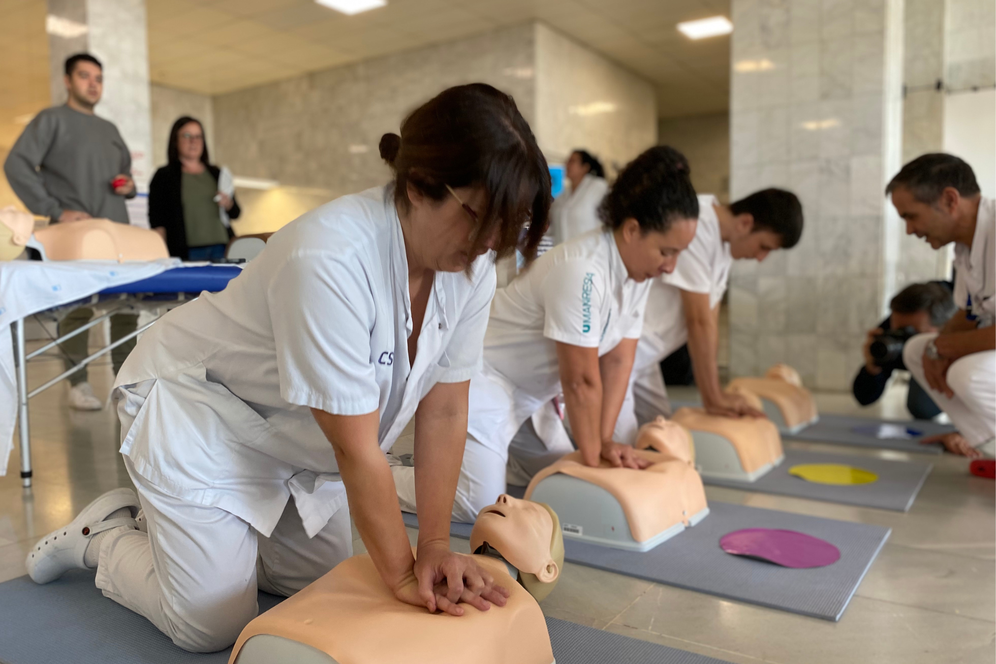 Usuaris, estudiants i professionals han practicat la RCP al hall de l'Hospital de Terrassa | CST