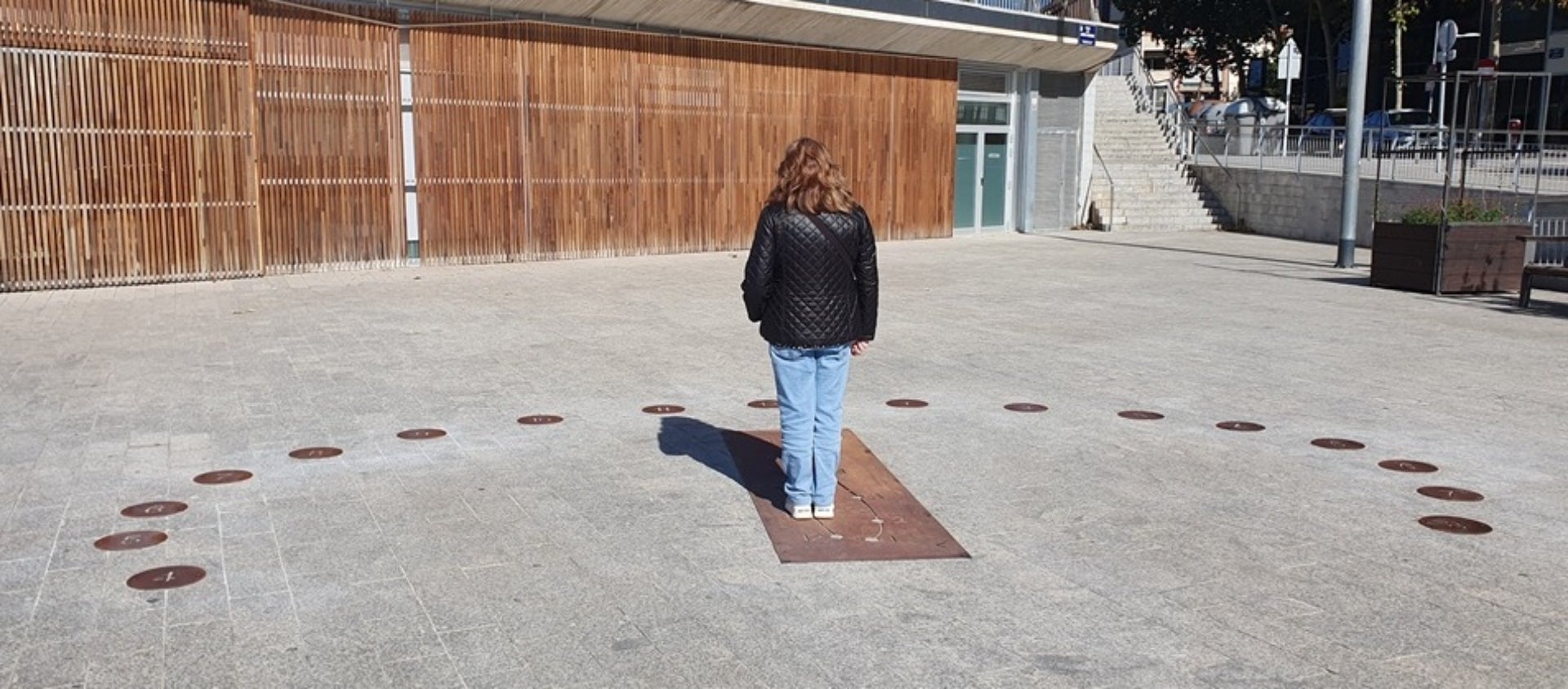 En el rellotge de sol, la persona es converteix en el pal que projecte l'ombra per saber l'hora | AAT