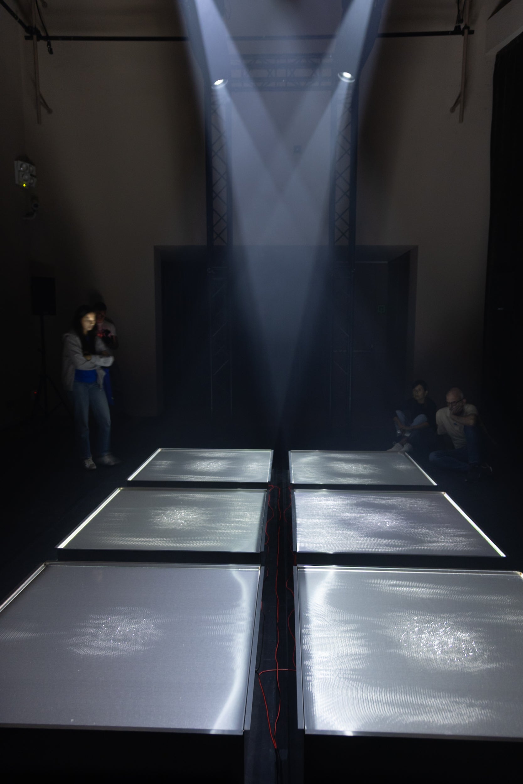 Durant tres dies, la divuitena edició del festival Terrassa Noves Tendències (TNT) ha tornat a situar Terrassa en l'epicentre de les arts escèniques més innovadores, amb la presència d'un centenar de programadors catalans, una vintena d'espanyols i una altra vintena d'internacionals. Per ordre fotogràfic, els espectacles: Fasting Girls (Marta Azparren), Les Chevaliers 2 (Los Detectives), No ser ni la sombra de lo que se fue (María Jerez), P.O.V. (Núria Guiu), Sirenes i robots (Tarta Relena/Joan Llort), Mamarratxa Attack (Julia Irango), La fuerza de la gravedad (Martín Flores Cárdenas), Ser pastora (Laura Morales), Un món de cartró (CreaMoviment), la directora del TNT Marion Betriu, públic professional, públic general, Incendis (Ça Marche) i Down (Mélissa Guex) | Alessia Bombaci