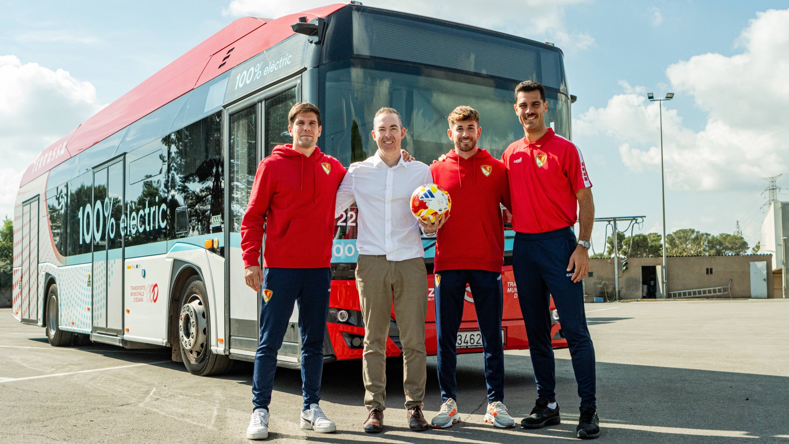 Els jugadors terrassistes Gil, Jaime Barrero i Aythami i el Gerent de TMESA, Óscar Gómez, presenten el nou conveni a les instal·lacions de TMESA | Terrassa FC
