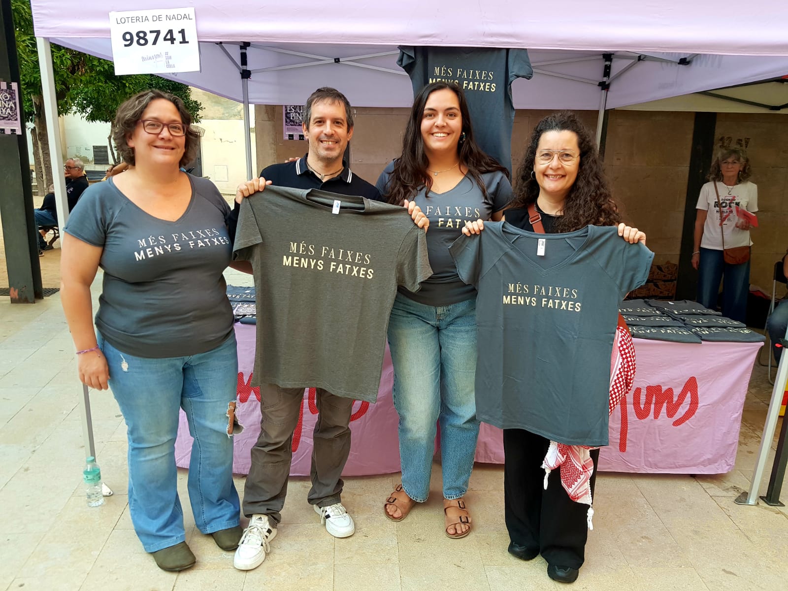 Presentación de la nueva camiseta solidaria de Minyons de Terrassa: 'Más fajas, menos fachos' | Lluïsa Tarrida