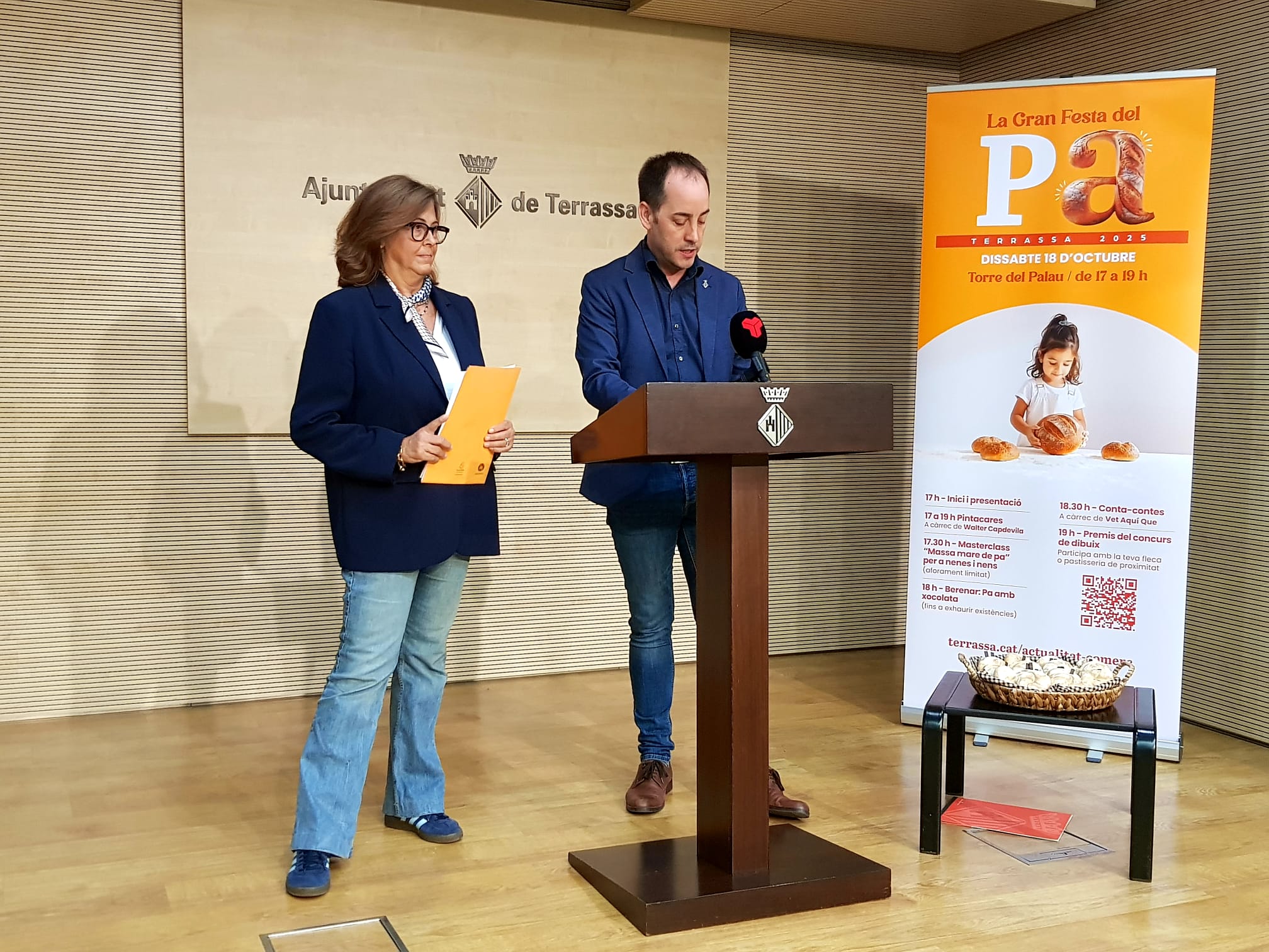 Fanny Novell, del gremi de Flequers de Terrassa, i el tinent d'alcalde Xavier Cardona, en la presentació de la Festa del Pa | Lluïsa Tarrida
