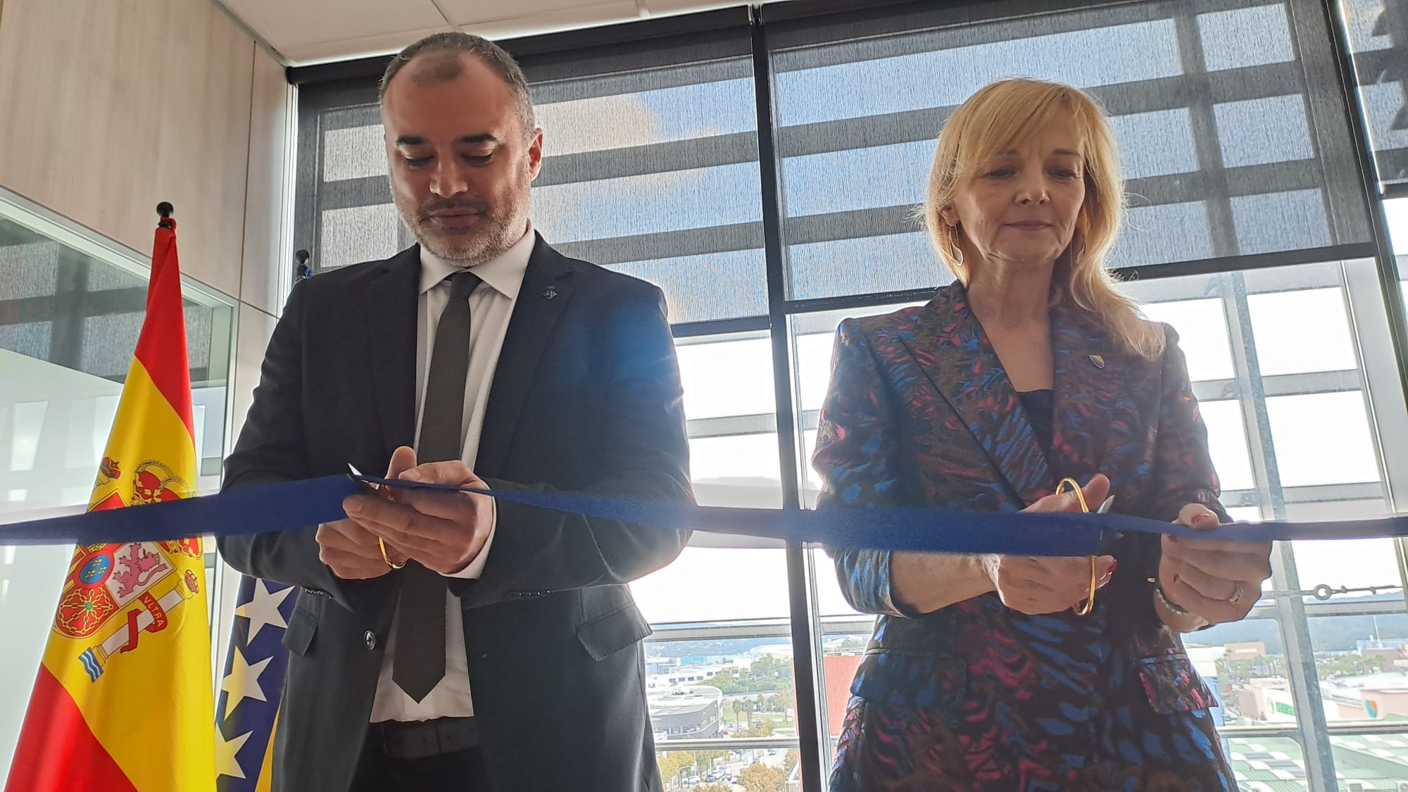 L'alcalde de Terrassa, Jordi Ballart; l'ambaixadora de Bòsnia i Hercegovina a Espanya, Vesna Andree Zaimović; el nou cònsol honorari del país balcànic, Jordi Simó Suriñach; han estat els encarregats d'inaugurar la nova ambaixada | Oriol Manrique