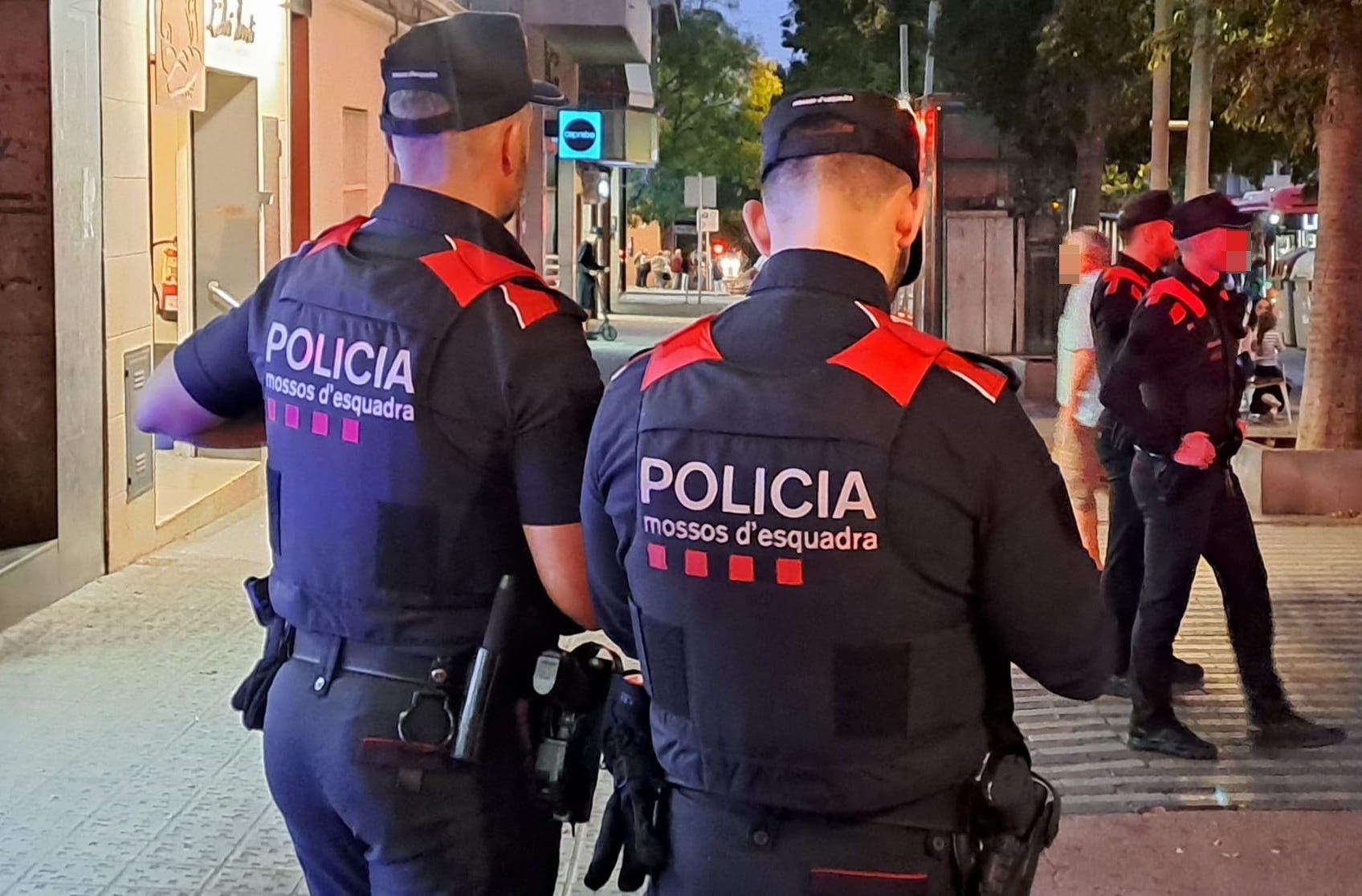 Els Mossos d'Esquadra van escorcollar ahir diversos locals de Terrassa. Aquest dispositiu estava emmarcat en el Pla Kanpai, que busca combatre la multireincidència a la ciutat. Per una banda, els agents de policia van entrar en un local de l'avinguda de Barcelona on tenien creien que es venien objectes aconseguits il·lícitament. A continuació, es van dirigir, juntament amb Policia Municipal, a un bar del carrer de la Renaixença on sospitaven que hi havia estupefaents. En aquest cas, la policia va identificar a diverses persones i va realitzar una denúncia per tinença d'arma blanca | Oriol Manrique