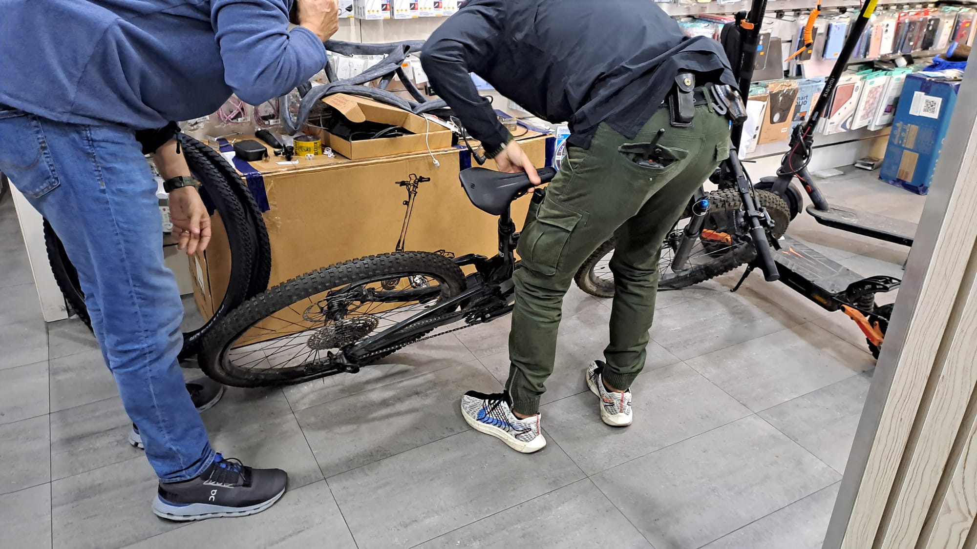 Els Mossos d'Esquadra van escorcollar ahir diversos locals de Terrassa. Aquest dispositiu estava emmarcat en el Pla Kanpai, que busca combatre la multireincidència a la ciutat. Per una banda, els agents de policia van entrar en un local de l'avinguda de Barcelona on tenien creien que es venien objectes aconseguits il·lícitament. A continuació, es van dirigir, juntament amb Policia Municipal, a un bar del carrer de la Renaixença on sospitaven que hi havia estupefaents. En aquest cas, la policia va identificar a diverses persones i va realitzar una denúncia per tinença d'arma blanca | Oriol Manrique