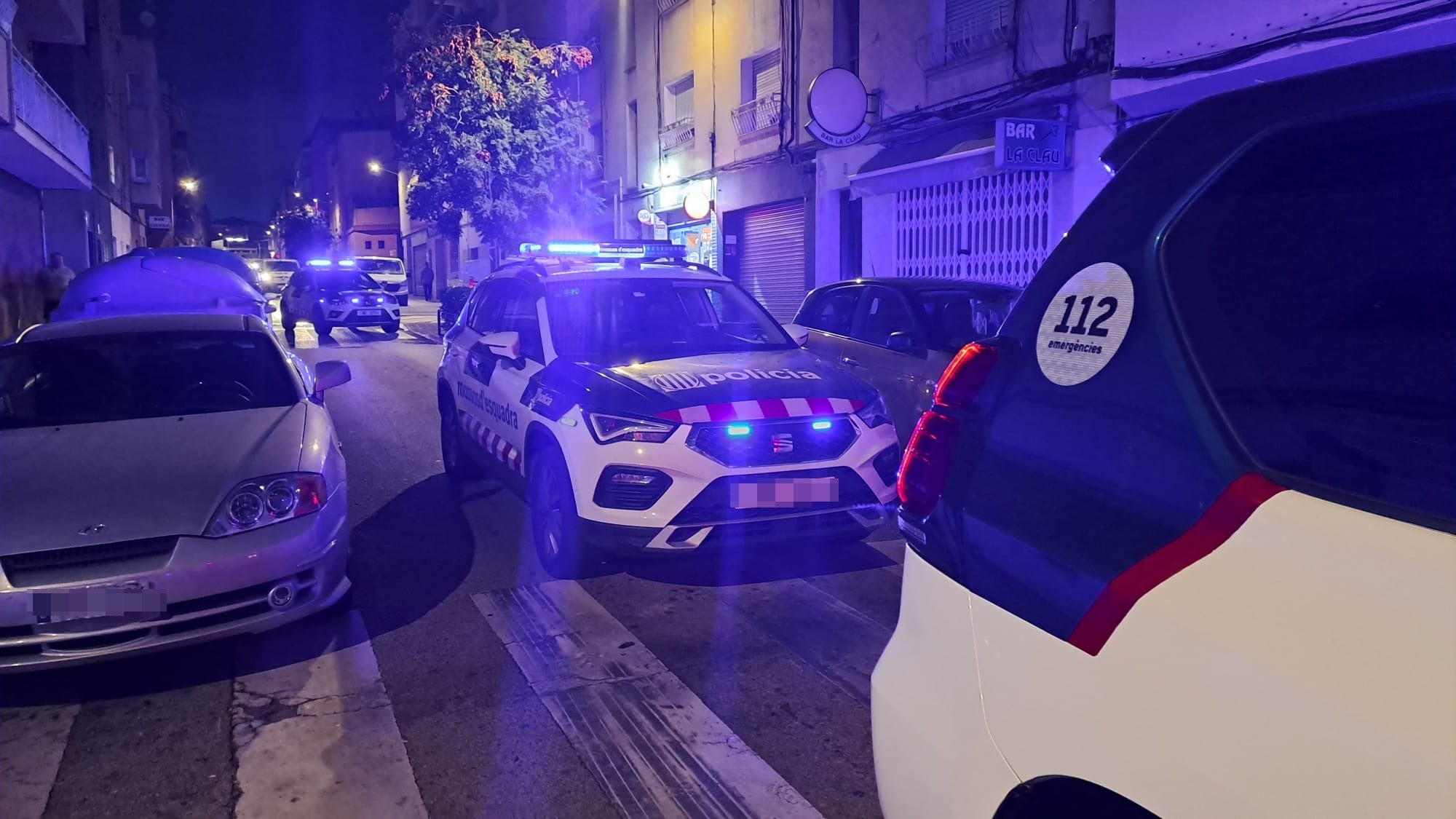 Els Mossos d'Esquadra van escorcollar ahir diversos locals de Terrassa. Aquest dispositiu estava emmarcat en el Pla Kanpai, que busca combatre la multireincidència a la ciutat. Per una banda, els agents de policia van entrar en un local de l'avinguda de Barcelona on tenien creien que es venien objectes aconseguits il·lícitament. A continuació, es van dirigir, juntament amb Policia Municipal, a un bar del carrer de la Renaixença on sospitaven que hi havia estupefaents. En aquest cas, la policia va identificar a diverses persones i va realitzar una denúncia per tinença d'arma blanca | Oriol Manrique