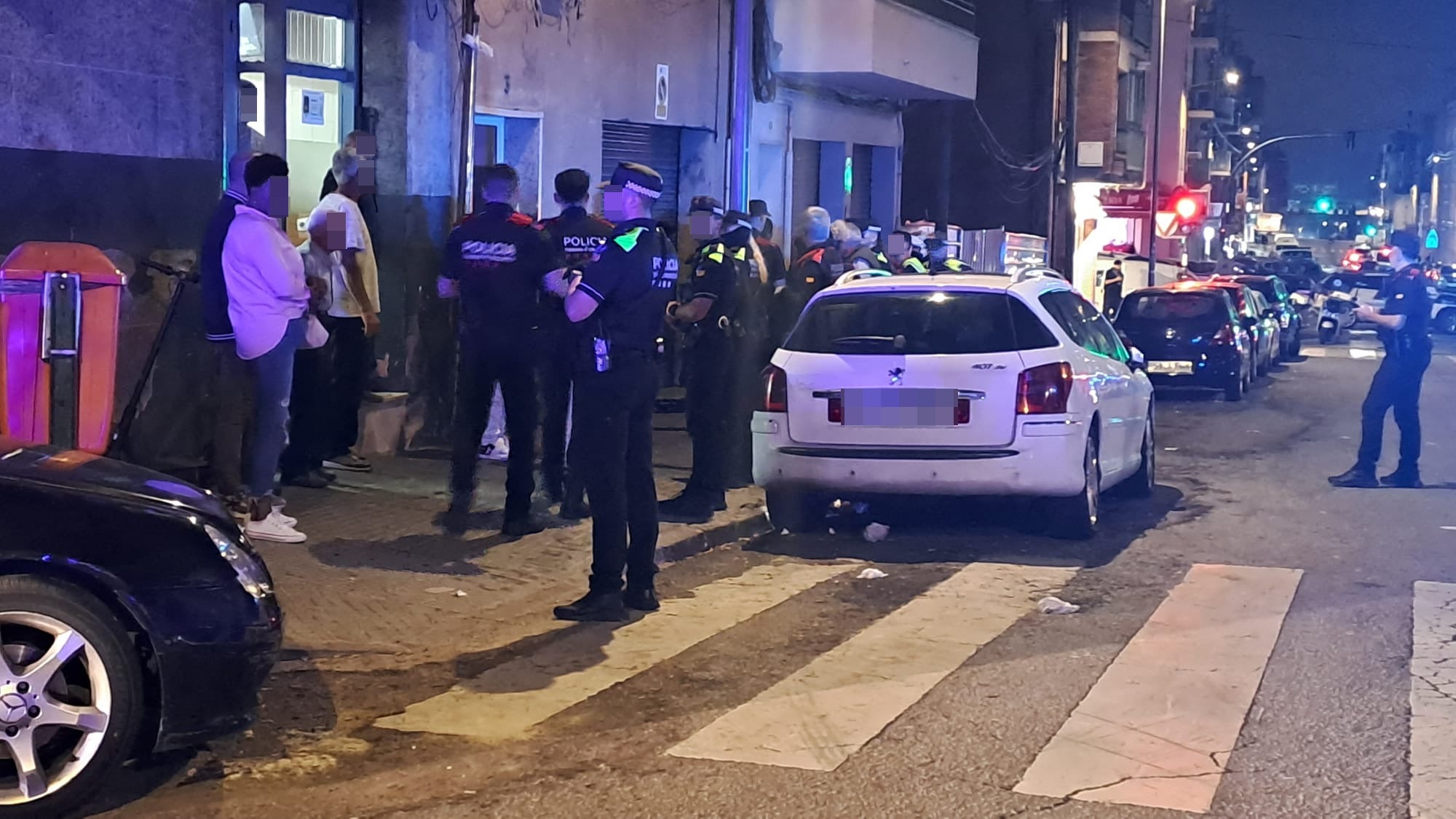 Els Mossos d'Esquadra van escorcollar ahir diversos locals de Terrassa. Aquest dispositiu estava emmarcat en el Pla Kanpai, que busca combatre la multireincidència a la ciutat. Per una banda, els agents de policia van entrar en un local de l'avinguda de Barcelona on tenien creien que es venien objectes aconseguits il·lícitament. A continuació, es van dirigir, juntament amb Policia Municipal, a un bar del carrer de la Renaixença on sospitaven que hi havia estupefaents. En aquest cas, la policia va identificar a diverses persones i va realitzar una denúncia per tinença d'arma blanca | Oriol Manrique