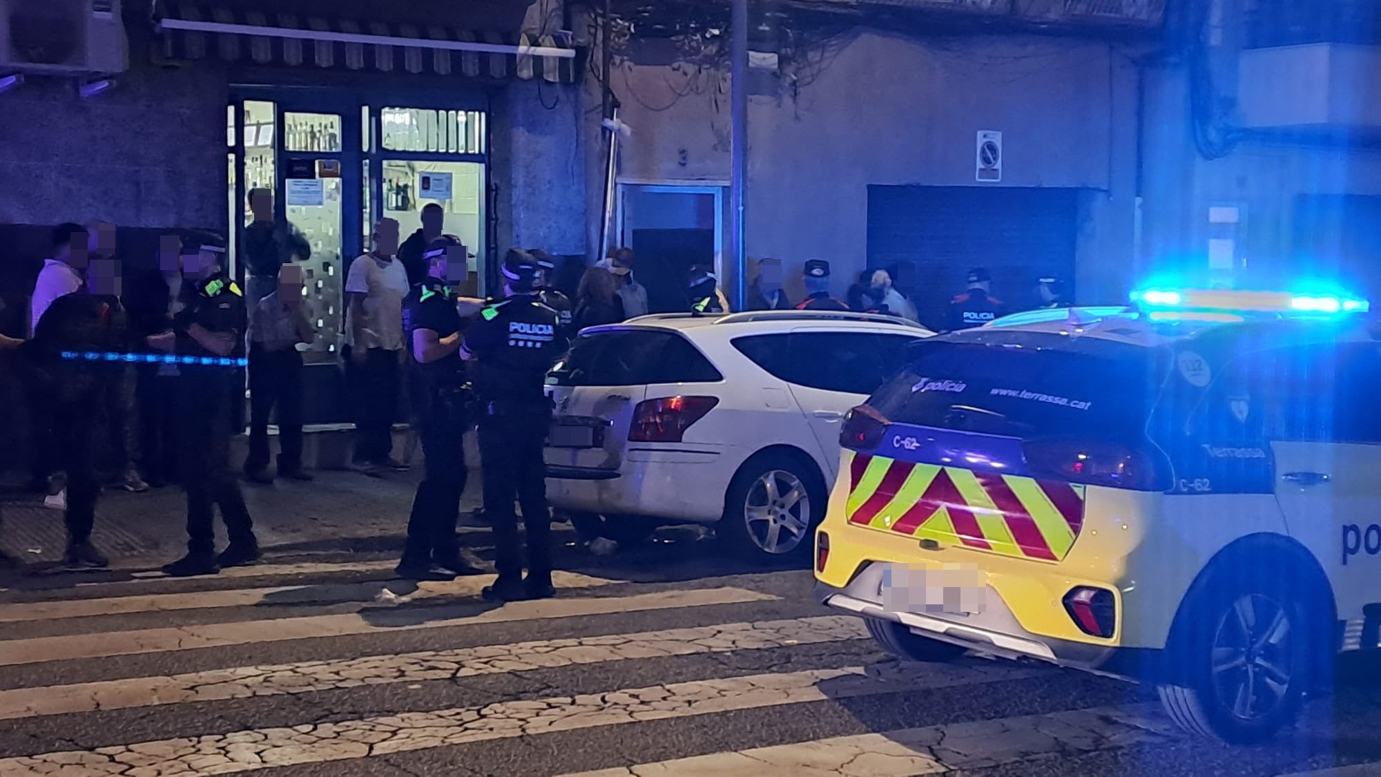 Els Mossos d'Esquadra van escorcollar ahir diversos locals de Terrassa. Aquest dispositiu estava emmarcat en el Pla Kanpai, que busca combatre la multireincidència a la ciutat. Per una banda, els agents de policia van entrar en un local de l'avinguda de Barcelona on tenien creien que es venien objectes aconseguits il·lícitament. A continuació, es van dirigir, juntament amb Policia Municipal, a un bar del carrer de la Renaixença on sospitaven que hi havia estupefaents. En aquest cas, la policia va identificar a diverses persones i va realitzar una denúncia per tinença d'arma blanca | Oriol Manrique