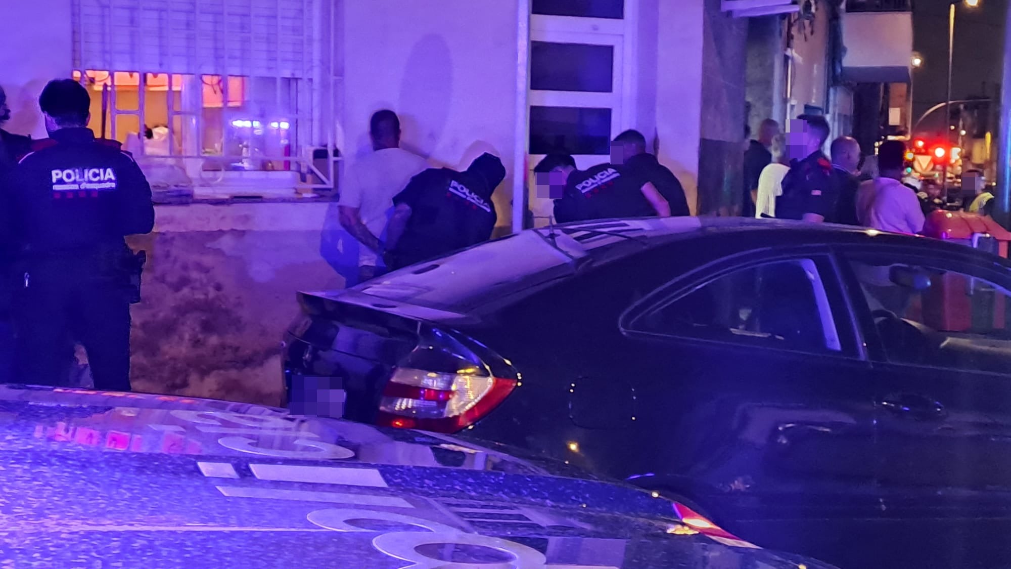 Els Mossos d'Esquadra van escorcollar ahir diversos locals de Terrassa. Aquest dispositiu estava emmarcat en el Pla Kanpai, que busca combatre la multireincidència a la ciutat. Per una banda, els agents de policia van entrar en un local de l'avinguda de Barcelona on tenien creien que es venien objectes aconseguits il·lícitament. A continuació, es van dirigir, juntament amb Policia Municipal, a un bar del carrer de la Renaixença on sospitaven que hi havia estupefaents. En aquest cas, la policia va identificar a diverses persones i va realitzar una denúncia per tinença d'arma blanca | Oriol Manrique