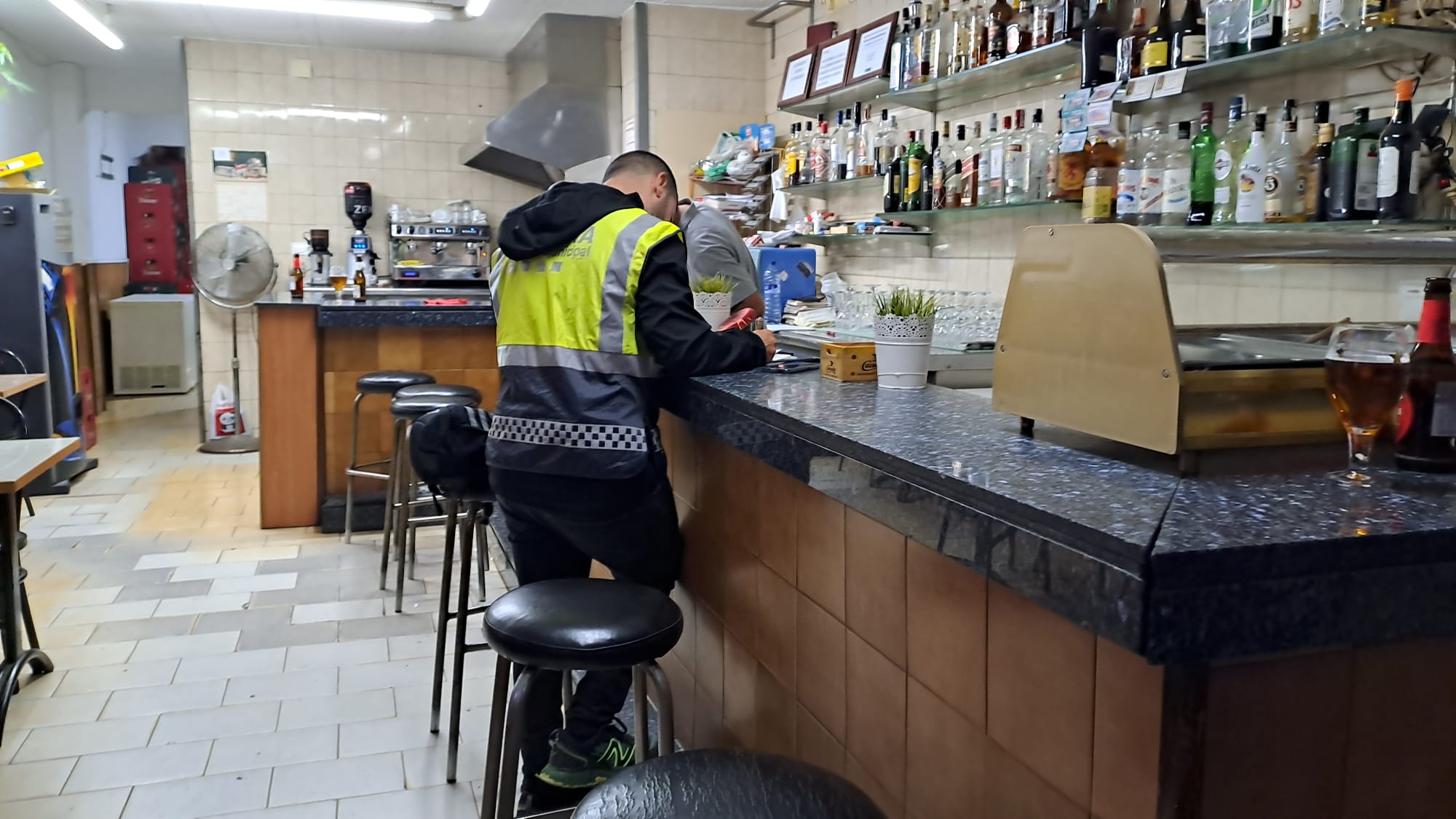 Els Mossos d'Esquadra van escorcollar ahir diversos locals de Terrassa. Aquest dispositiu estava emmarcat en el Pla Kanpai, que busca combatre la multireincidència a la ciutat. Per una banda, els agents de policia van entrar en un local de l'avinguda de Barcelona on tenien creien que es venien objectes aconseguits il·lícitament. A continuació, es van dirigir, juntament amb Policia Municipal, a un bar del carrer de la Renaixença on sospitaven que hi havia estupefaents. En aquest cas, la policia va identificar a diverses persones i va realitzar una denúncia per tinença d'arma blanca | Oriol Manrique