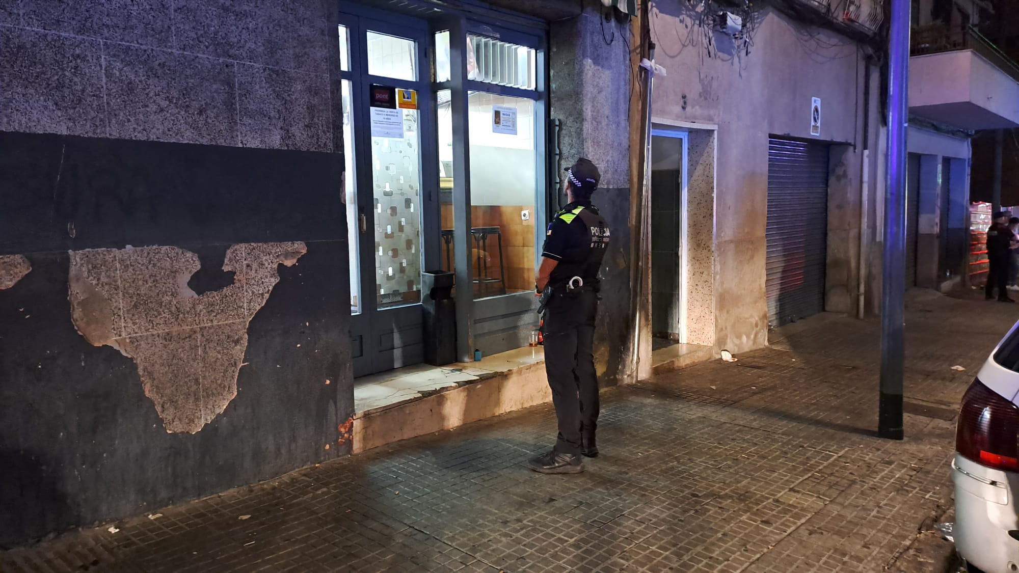 Els Mossos d'Esquadra van escorcollar ahir diversos locals de Terrassa. Aquest dispositiu estava emmarcat en el Pla Kanpai, que busca combatre la multireincidència a la ciutat. Per una banda, els agents de policia van entrar en un local de l'avinguda de Barcelona on tenien creien que es venien objectes aconseguits il·lícitament. A continuació, es van dirigir, juntament amb Policia Municipal, a un bar del carrer de la Renaixença on sospitaven que hi havia estupefaents. En aquest cas, la policia va identificar a diverses persones i va realitzar una denúncia per tinença d'arma blanca | Oriol Manrique