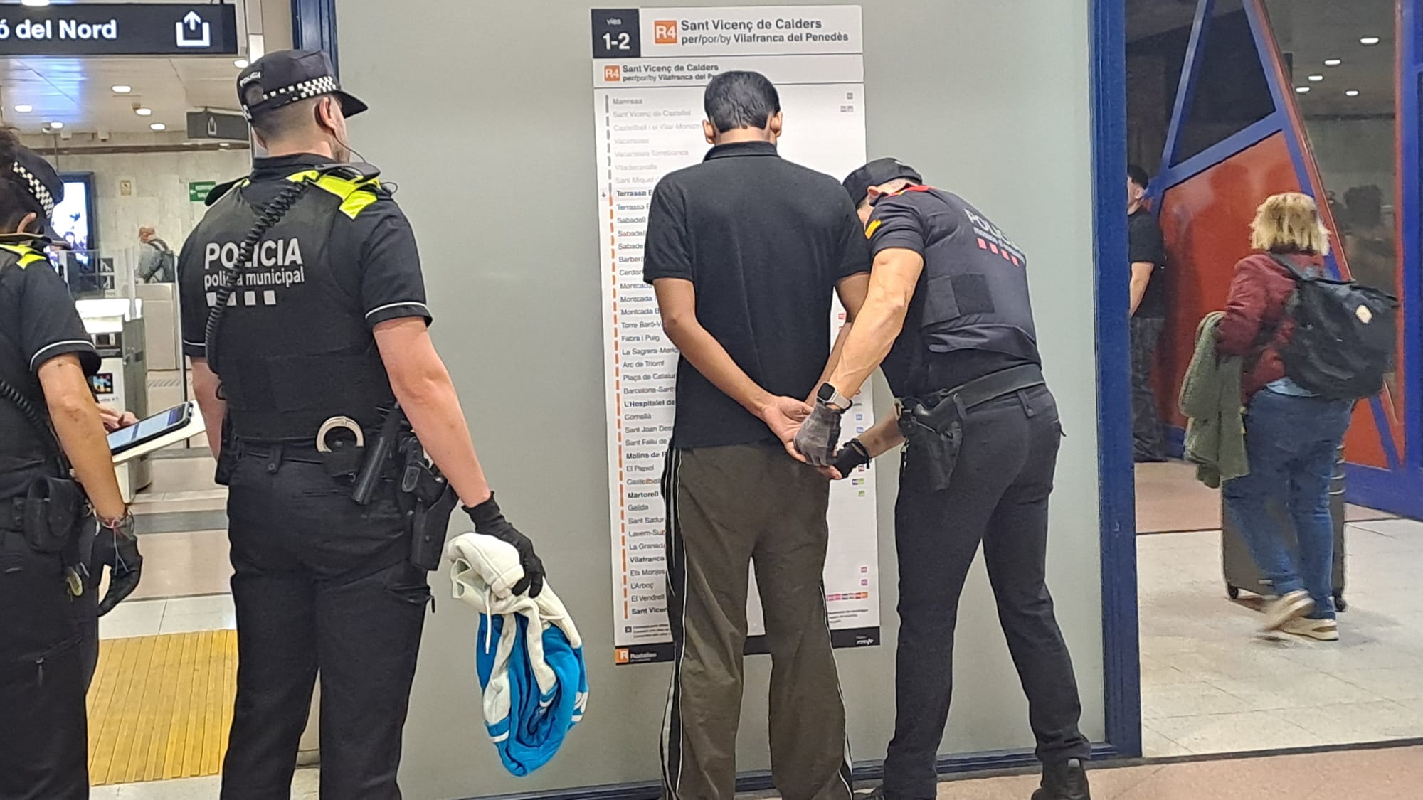 Els Mossos d'Esquadra, amb l'ajut de la Policia Municipal de Terrassa i la Policia Nacional, han desplegat aquest divendres el Pla Kanpai a la ciutat. Aquesta operació té per objectiu combatre la multireincidència delictiva. Un dels punts centrals del dispositiu va ser l'estació del Nord, on els cossos policials van realitzar identificacions i escorcolls | Oriol Manrique