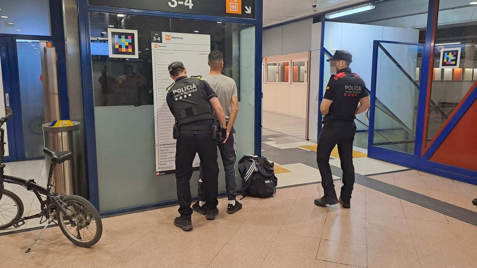 Els Mossos d'Esquadra, amb l'ajut de la Policia Municipal de Terrassa i la Policia Nacional, han desplegat aquest divendres el Pla Kanpai a la ciutat. Aquesta operació té per objectiu combatre la multireincidència delictiva. Un dels punts centrals del dispositiu va ser l'estació del Nord, on els cossos policials van realitzar identificacions i escorcolls | Oriol Manrique