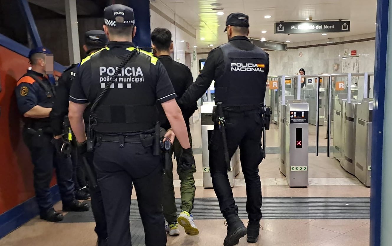 Els Mossos d'Esquadra, amb l'ajut de la Policia Municipal de Terrassa i la Policia Nacional, han desplegat aquest divendres el Pla Kanpai a la ciutat. Aquesta operació té per objectiu combatre la multireincidència delictiva. Un dels punts centrals del dispositiu va ser l'estació del Nord, on els cossos policials van realitzar identificacions i escorcolls | Oriol Manrique
