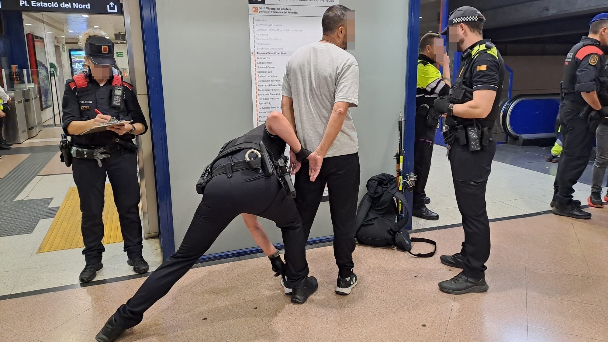 Els Mossos d'Esquadra, amb l'ajut de la Policia Municipal de Terrassa i la Policia Nacional, han desplegat aquest divendres el Pla Kanpai a la ciutat. Aquesta operació té per objectiu combatre la multireincidència delictiva. Un dels punts centrals del dispositiu va ser l'estació del Nord, on els cossos policials van realitzar identificacions i escorcolls | Oriol Manrique